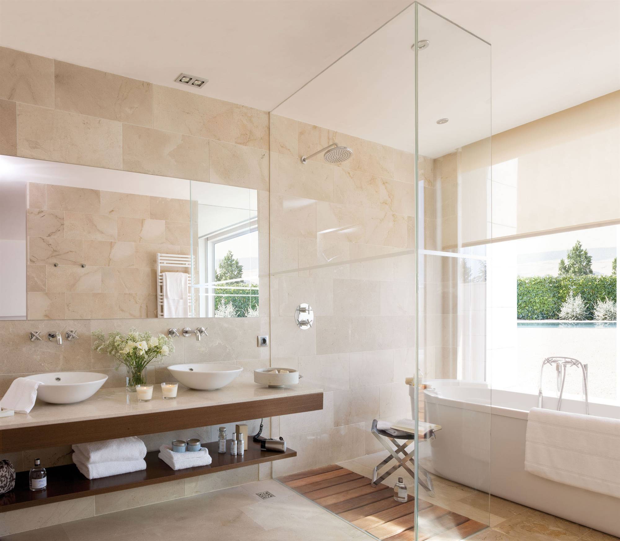 Baño moderno decorado en color crema. 