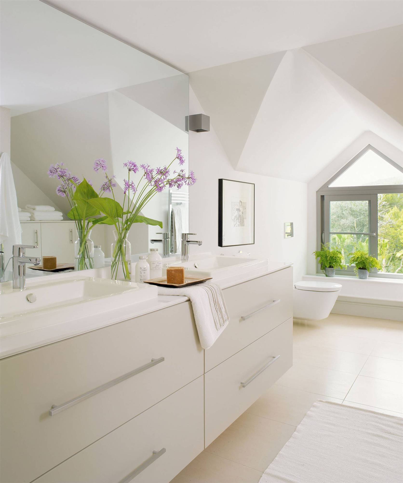 Baño moderno con mueble suspendido de color blanco. 