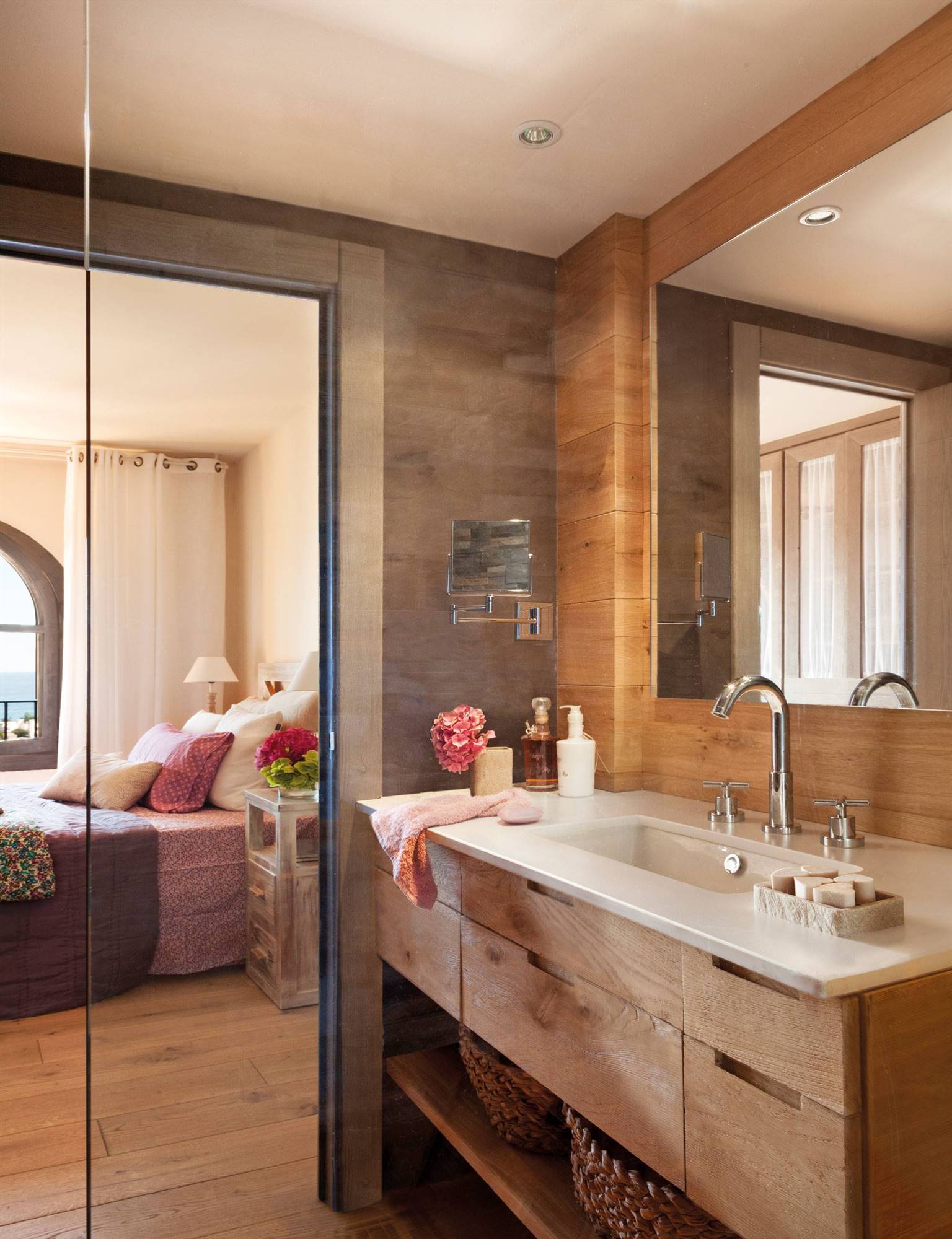 Baño moderno integrado en dormitorio. 
