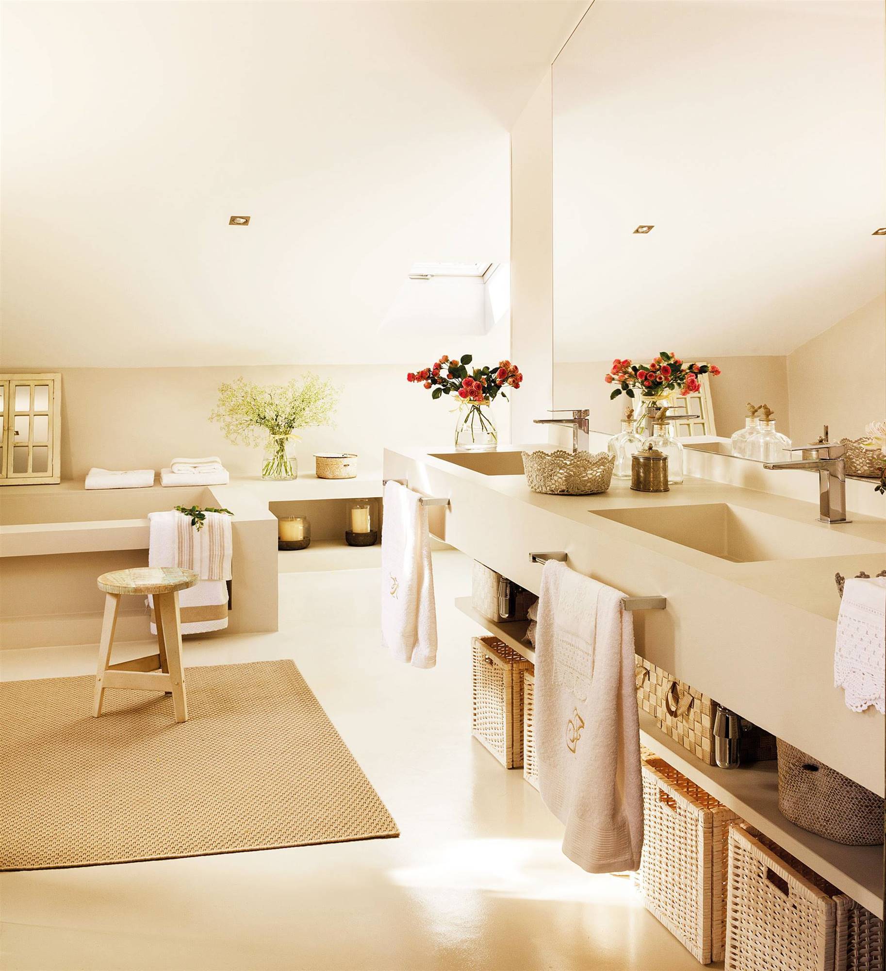 Baño moderno con mueble blanco de obra suspendido con cestas debajo. 
