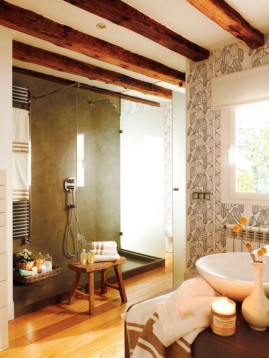 Baño con ducha de obra revestida de microcemento. 