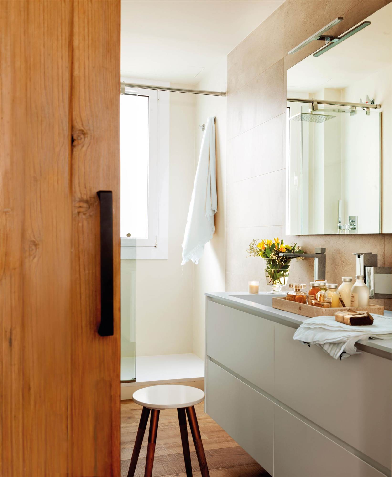 Baño moderno con mueble lavabo sin tiradores. 