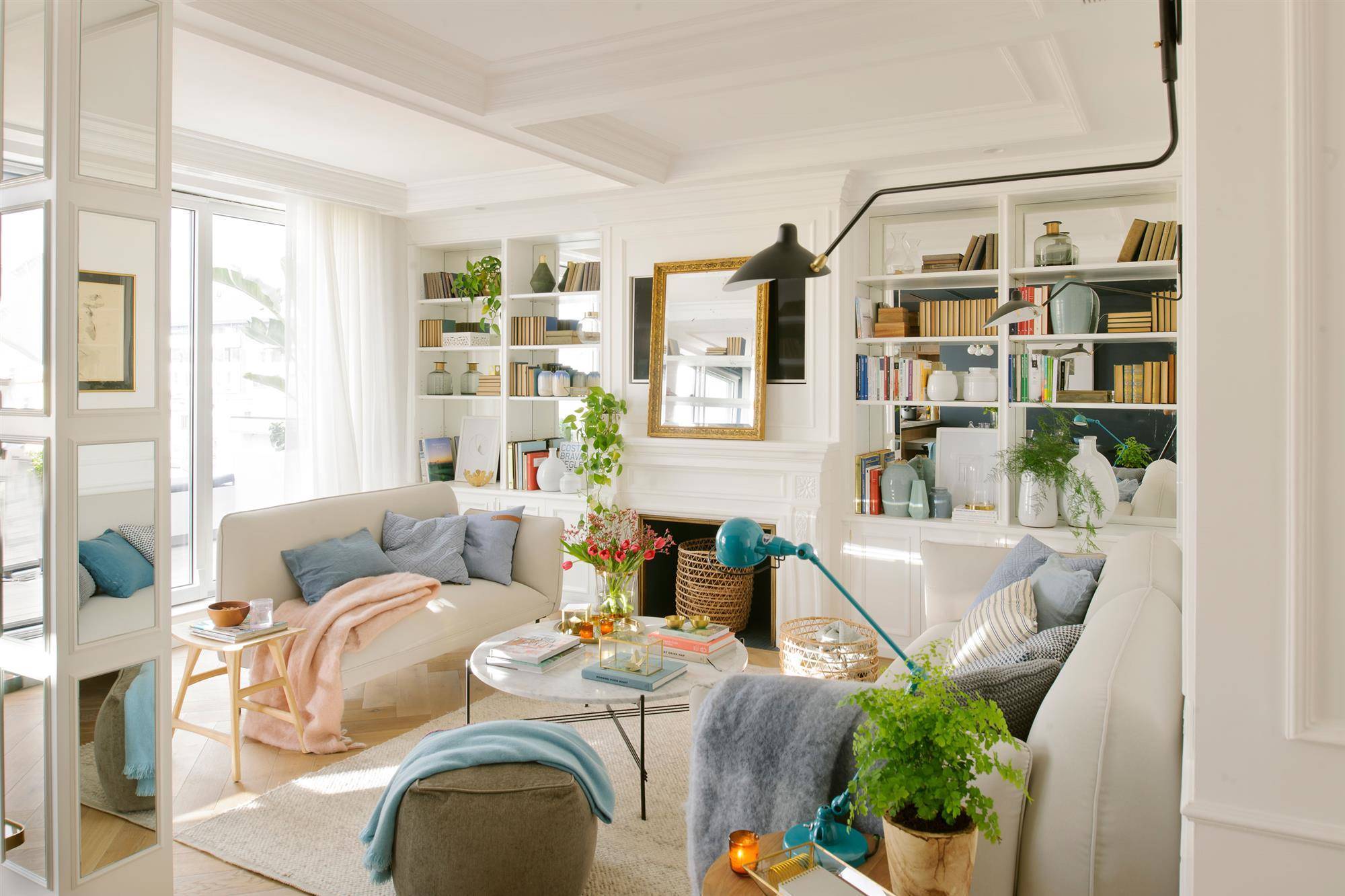 Salón blanco pequeño con boiseries y sofás de color beige. 