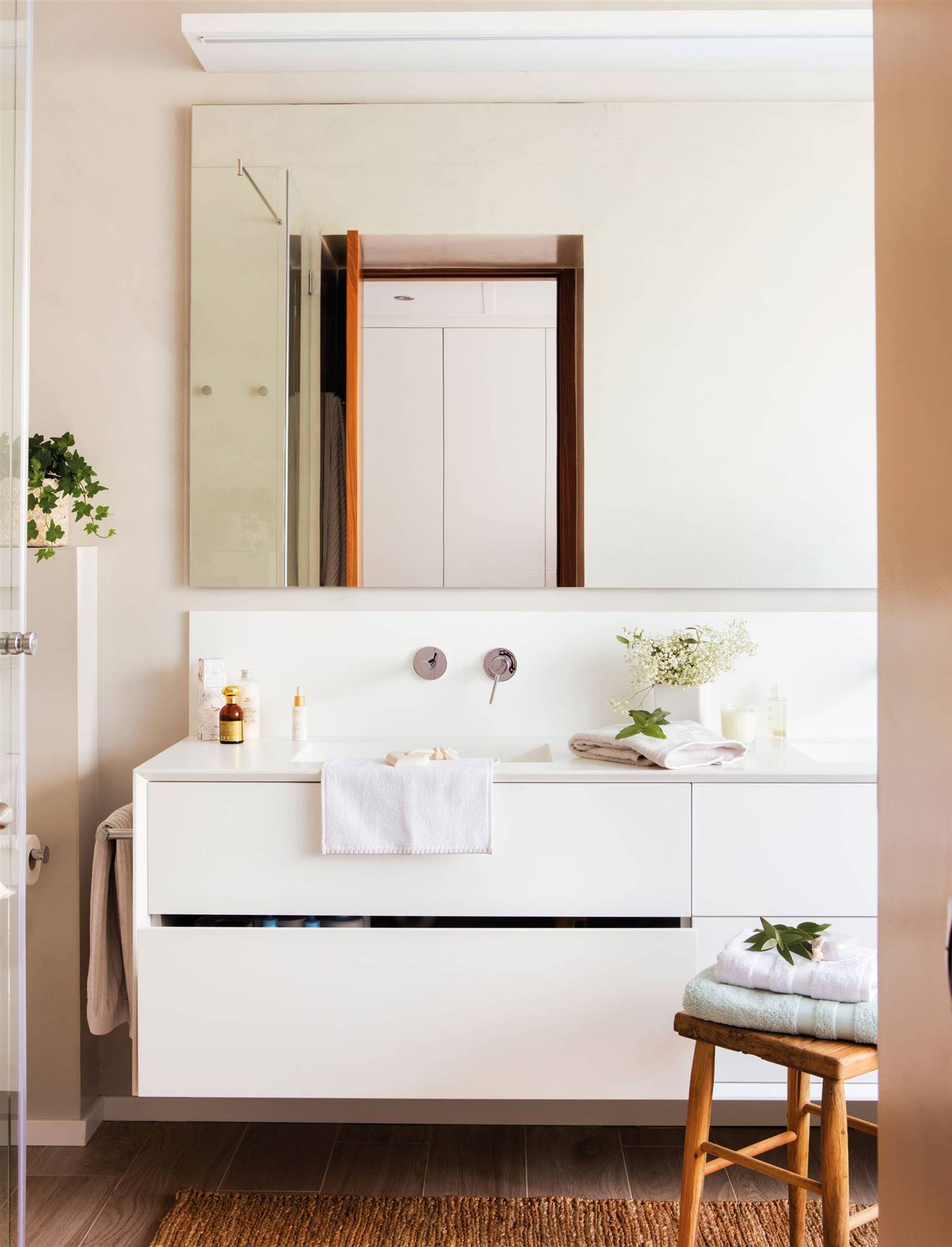 Baño moderno con mueble lavabo suspendido. 