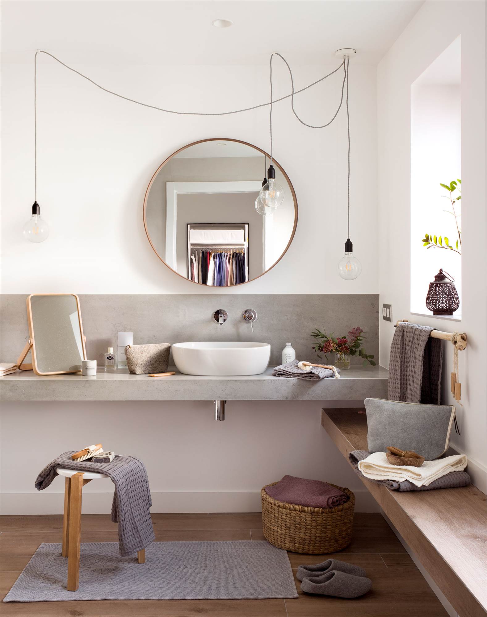 Baño con encimera de obra revestida de microcemento. 