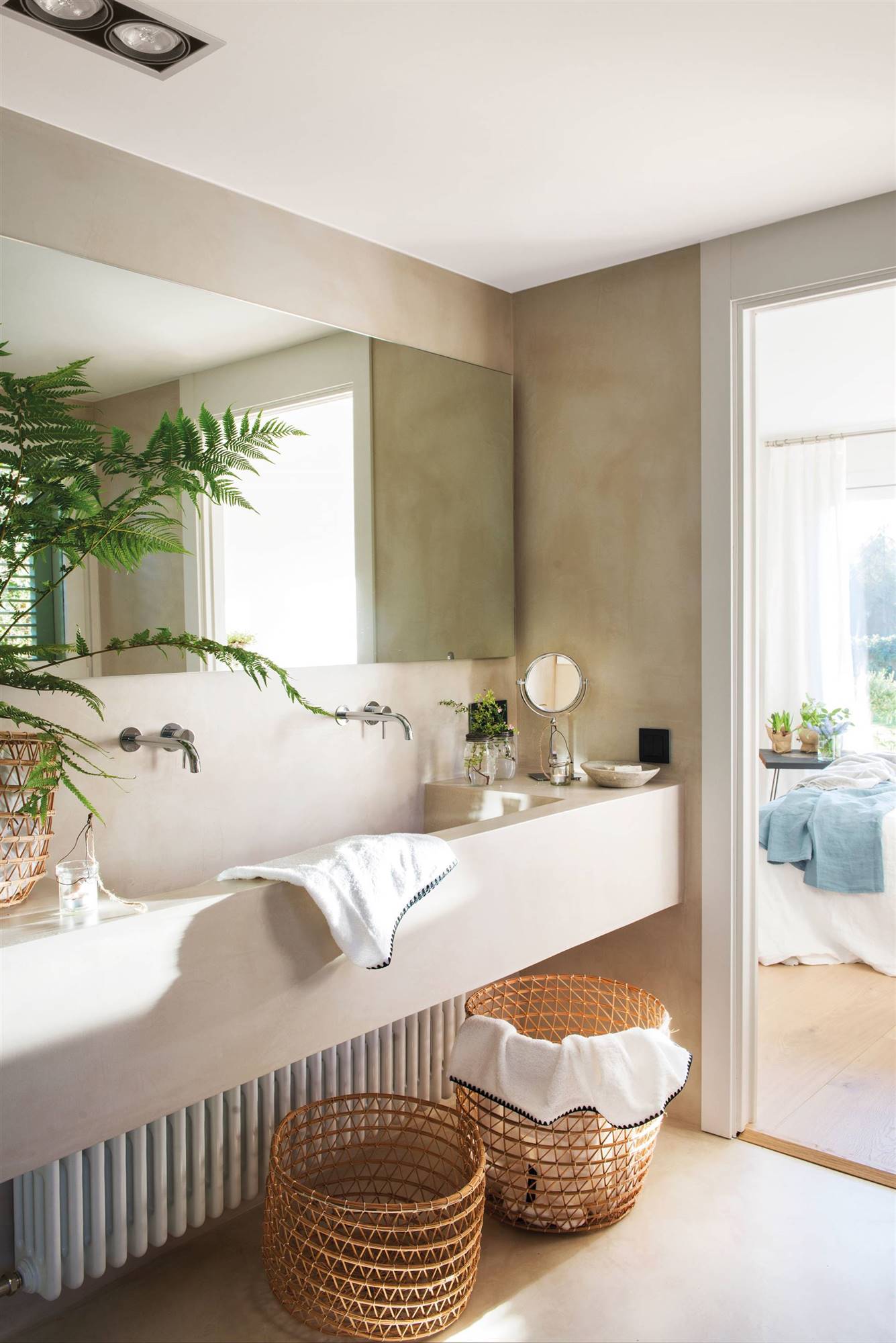 Baño moderno con lavabo y encimera de microcemento.