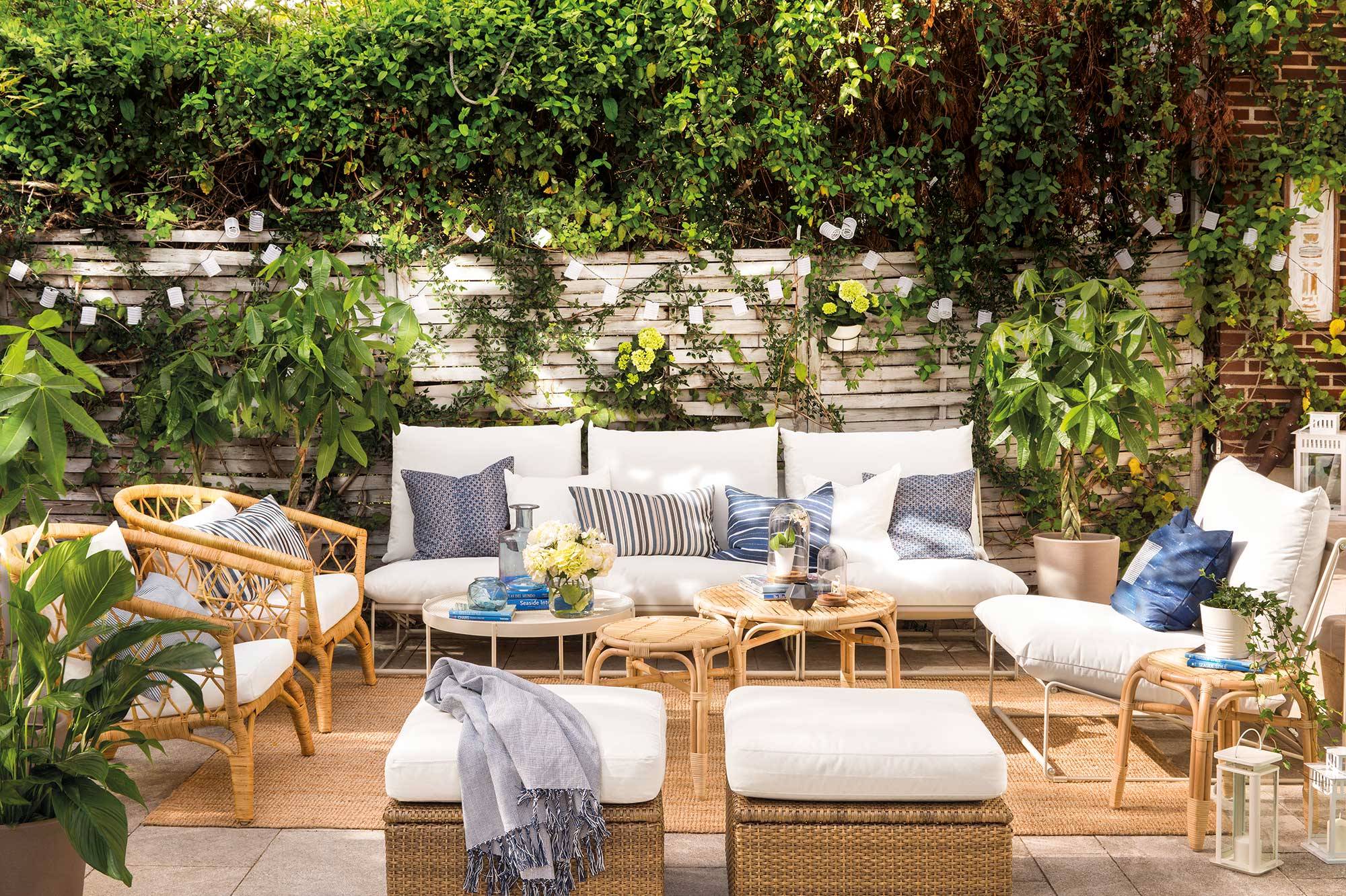 Terraza con muebles de mimbre. 