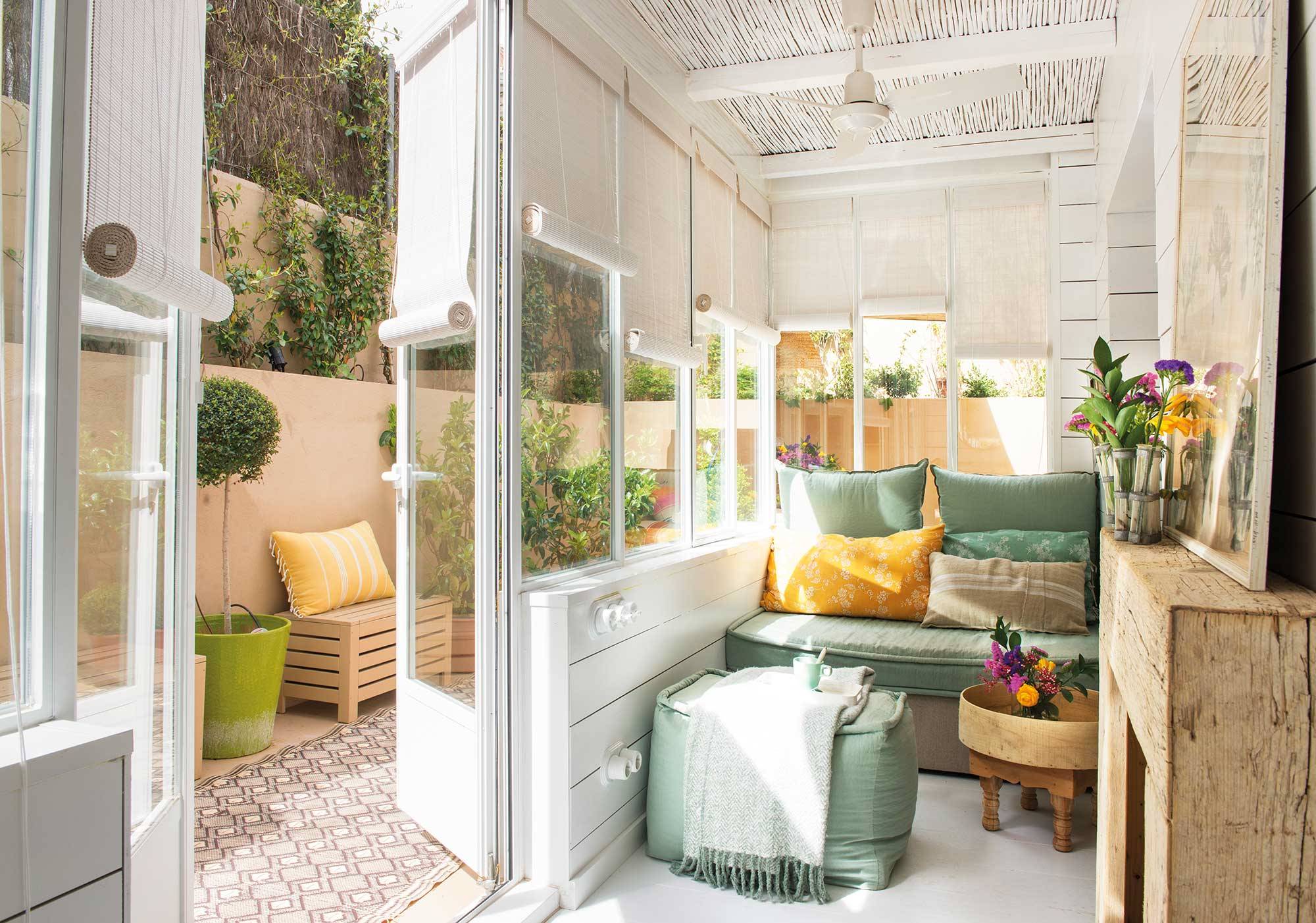 Salón pequeño con sofá y puff verde. 
