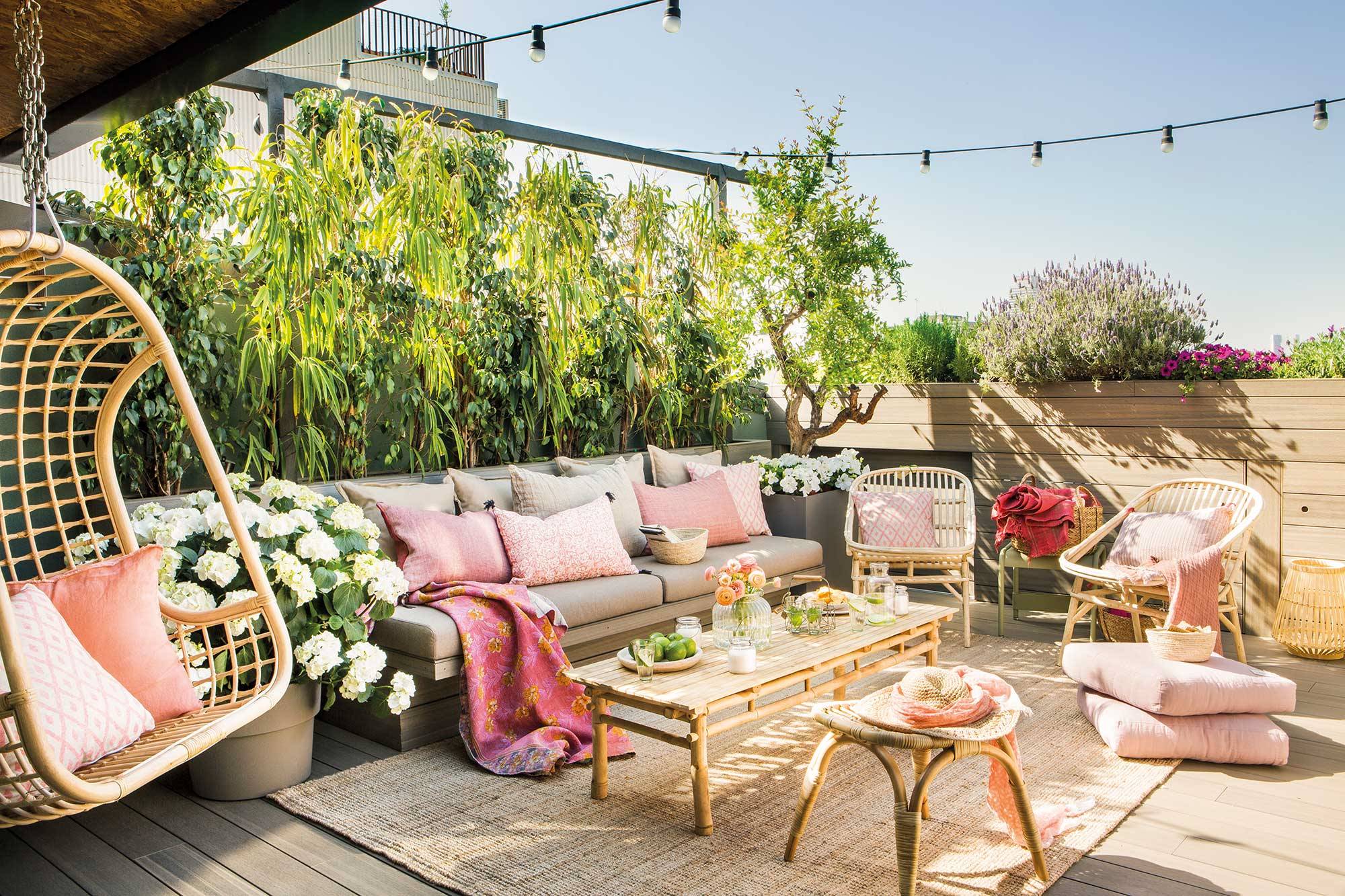 Terraza con muebles de exterior y plantas. 