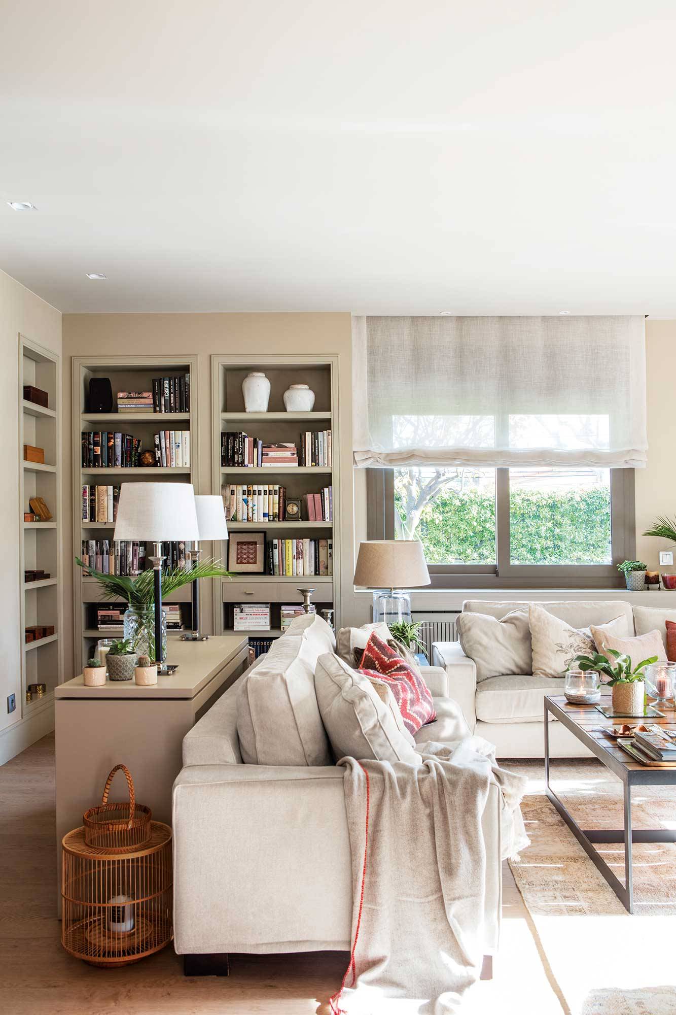 Salón atemporal con librerías integradas. 