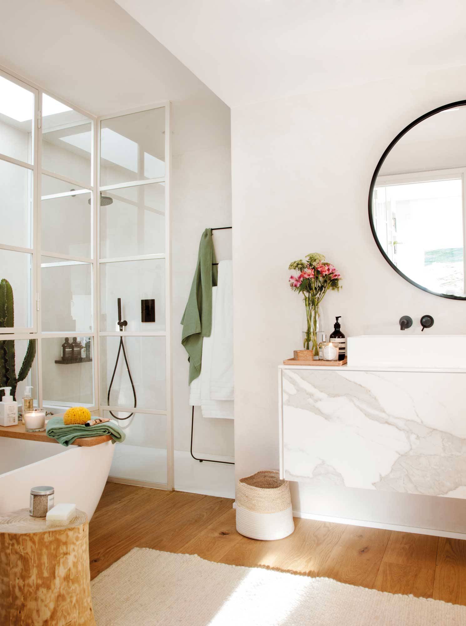 Baño moderno con mampara con perfilería en blanco. 