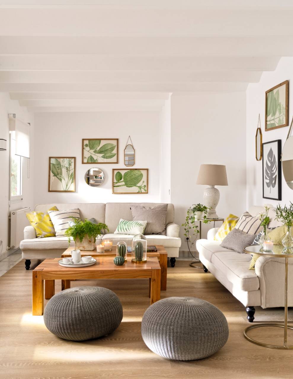 Salón pequeño con sofás grises y mesa de centro de madera. 