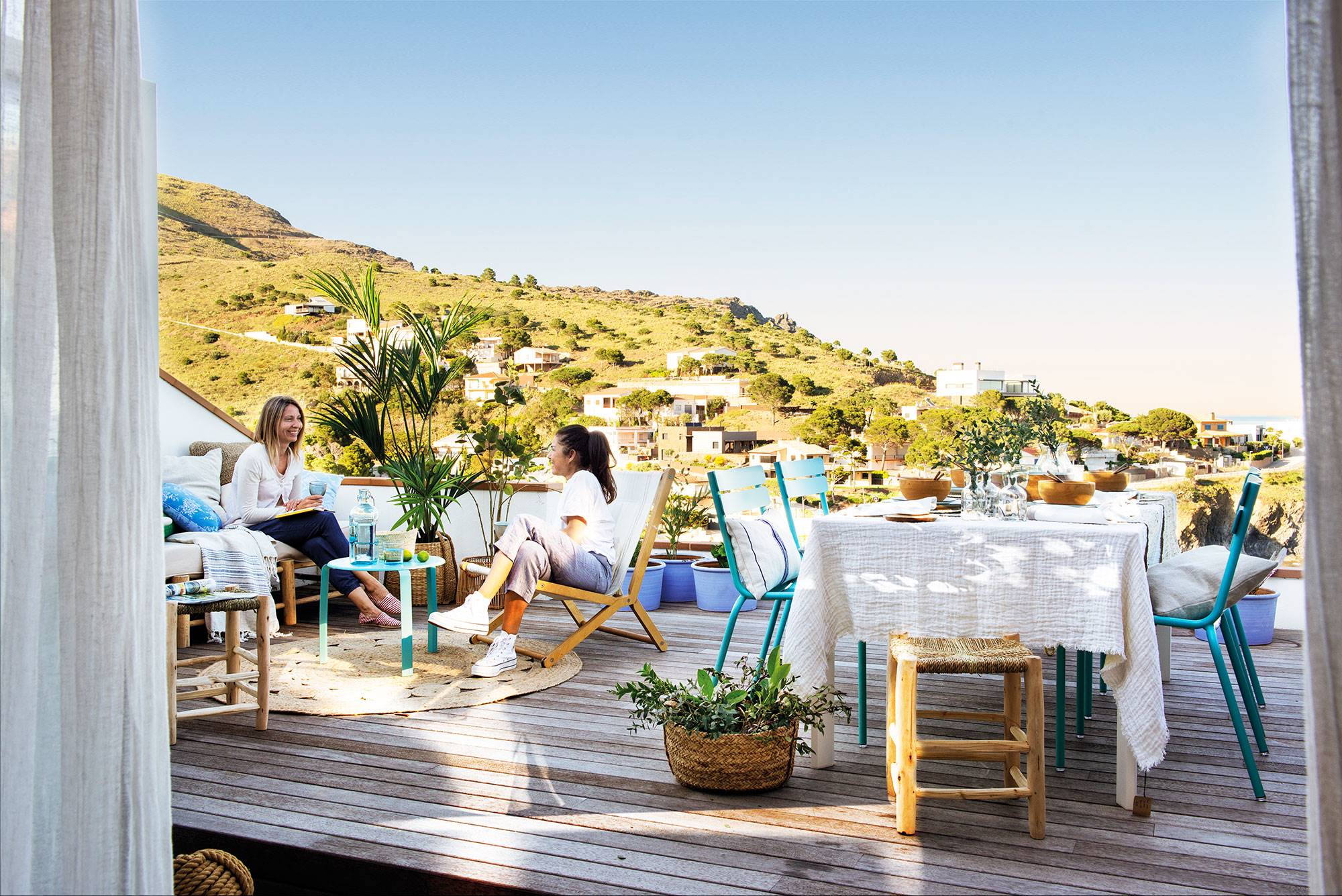 Terraza con estar y comedor exterior. 