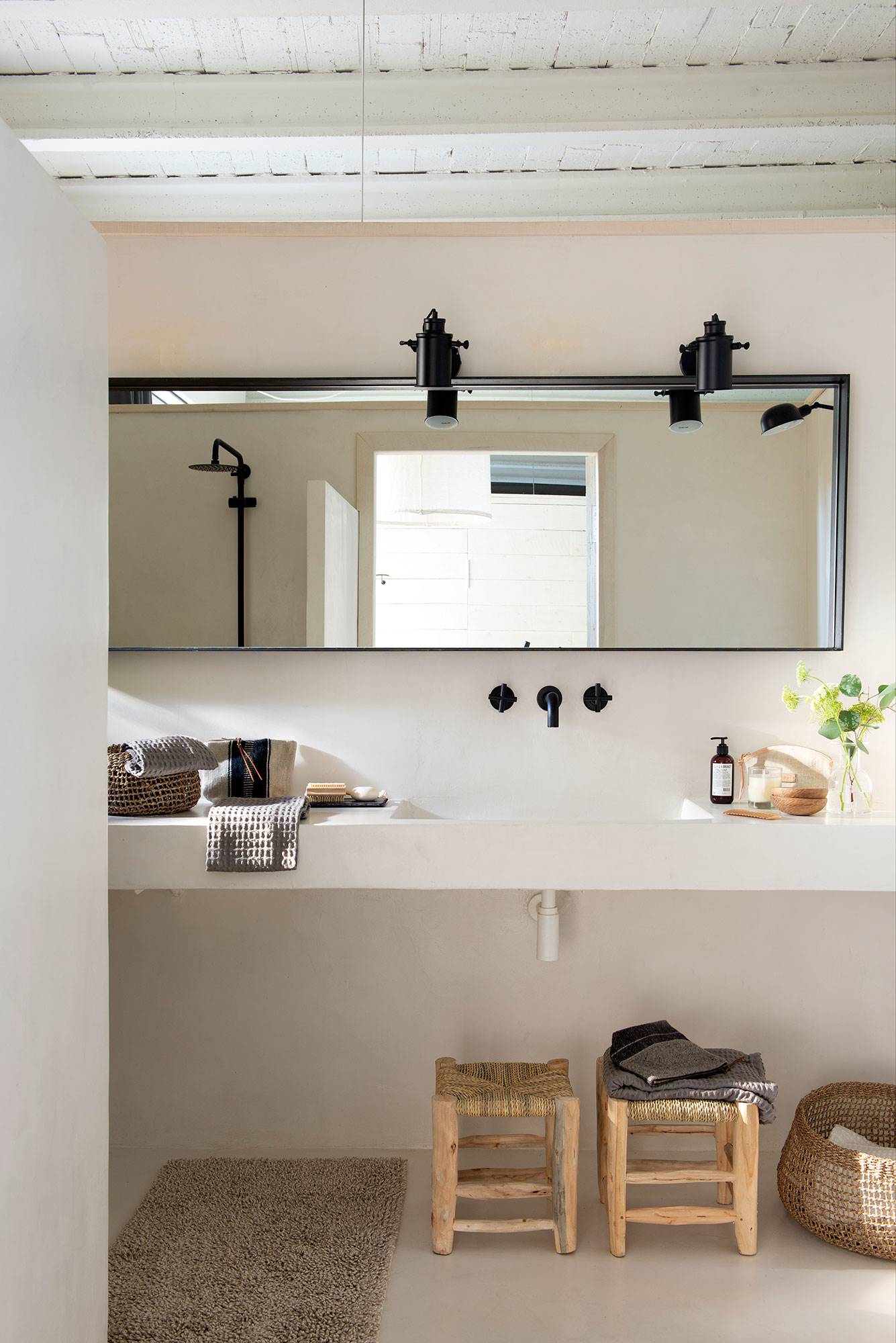 Baño moderno con encimera volada. 