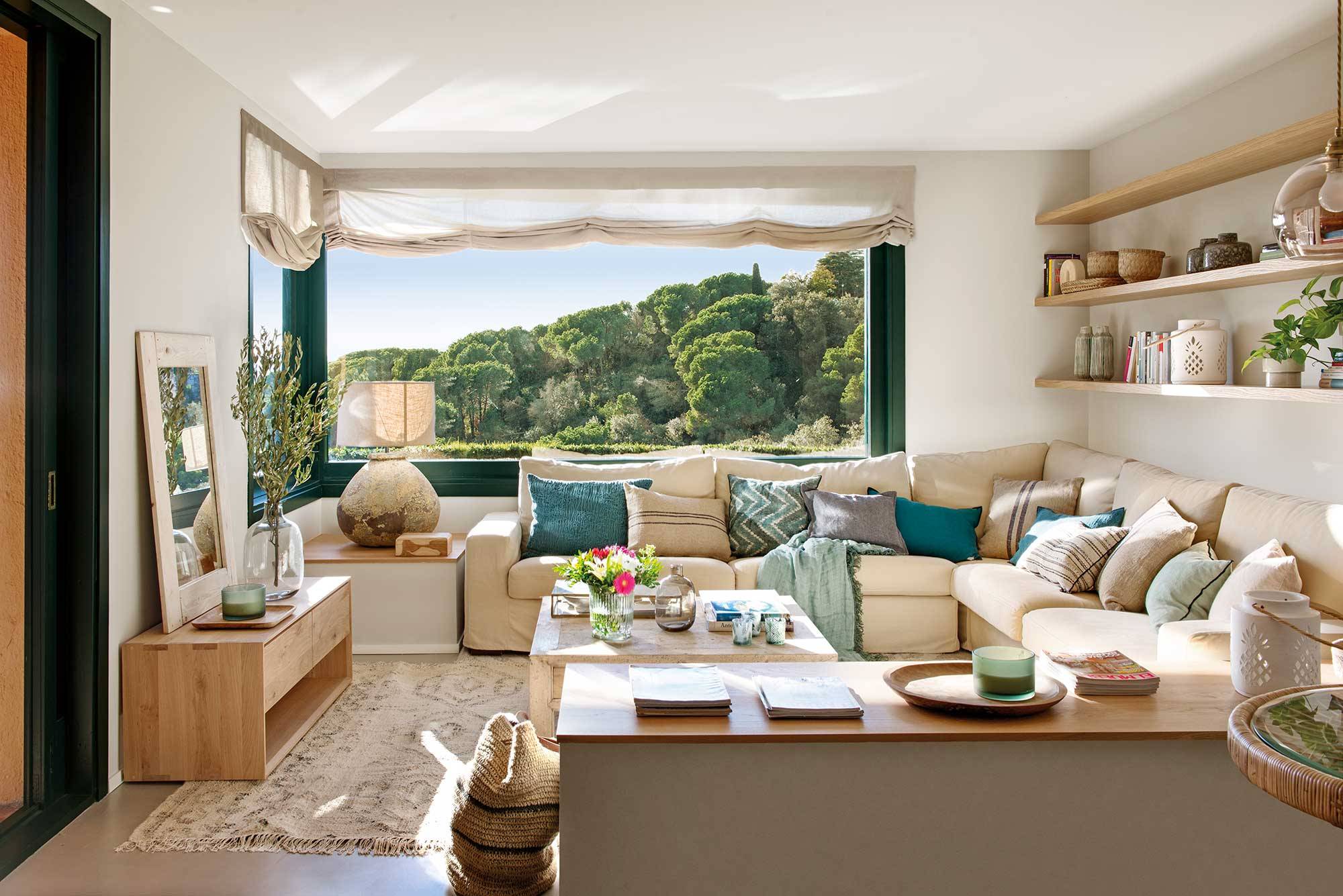 Salón moderno con grandes ventanales al exterior. 