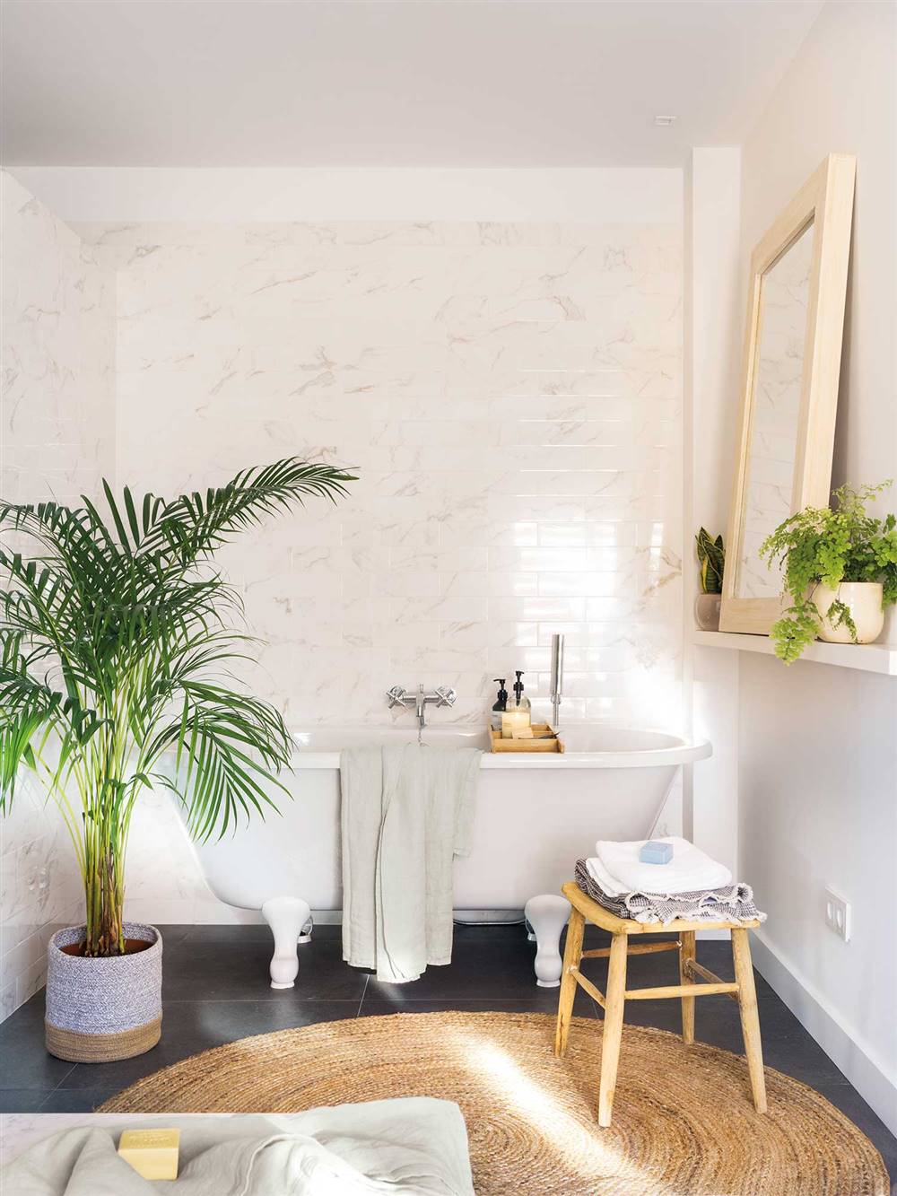 Cuarto de baño con bañera exenta y plantas