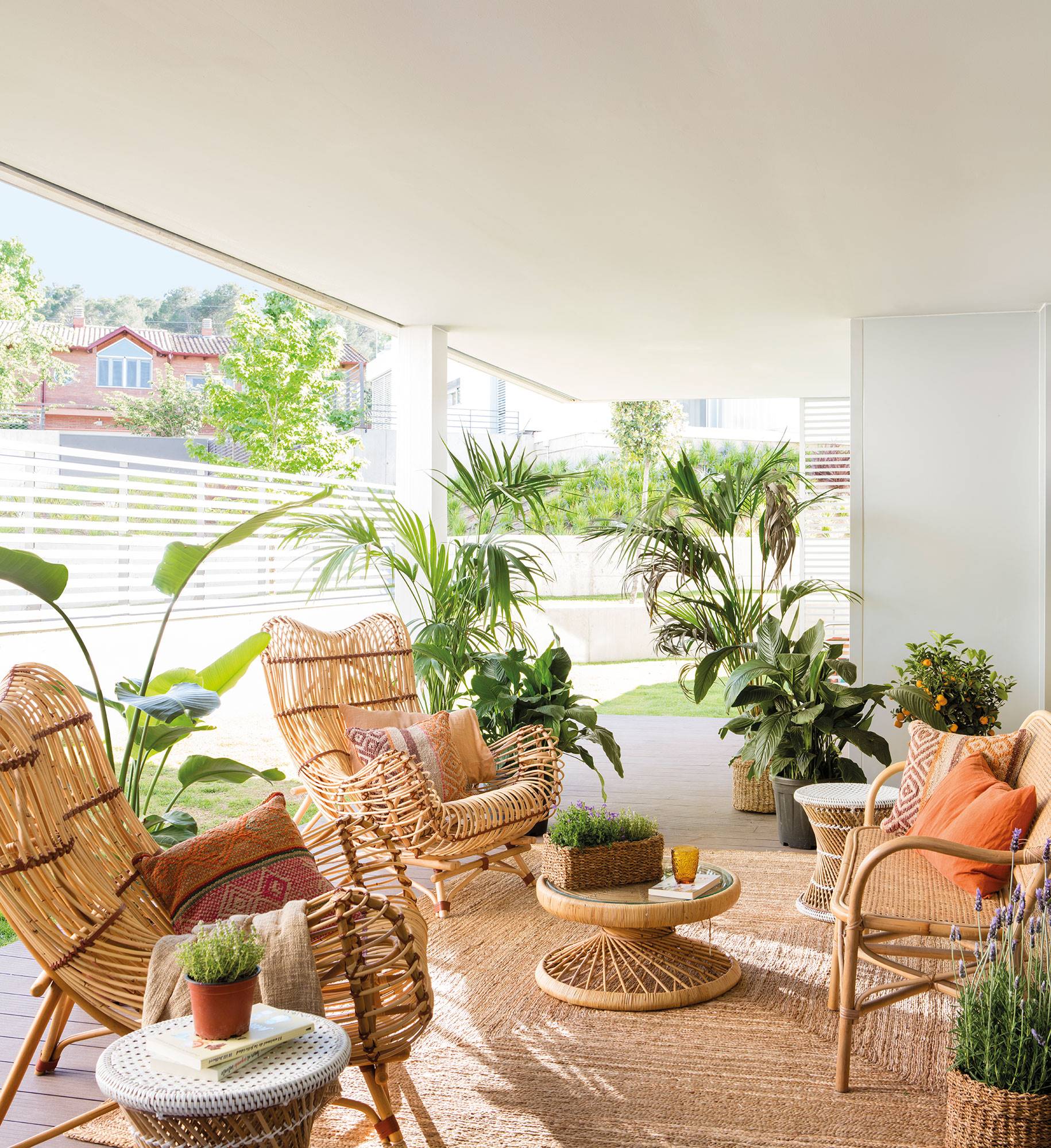 Terraza con muebles de fibras naturales. 