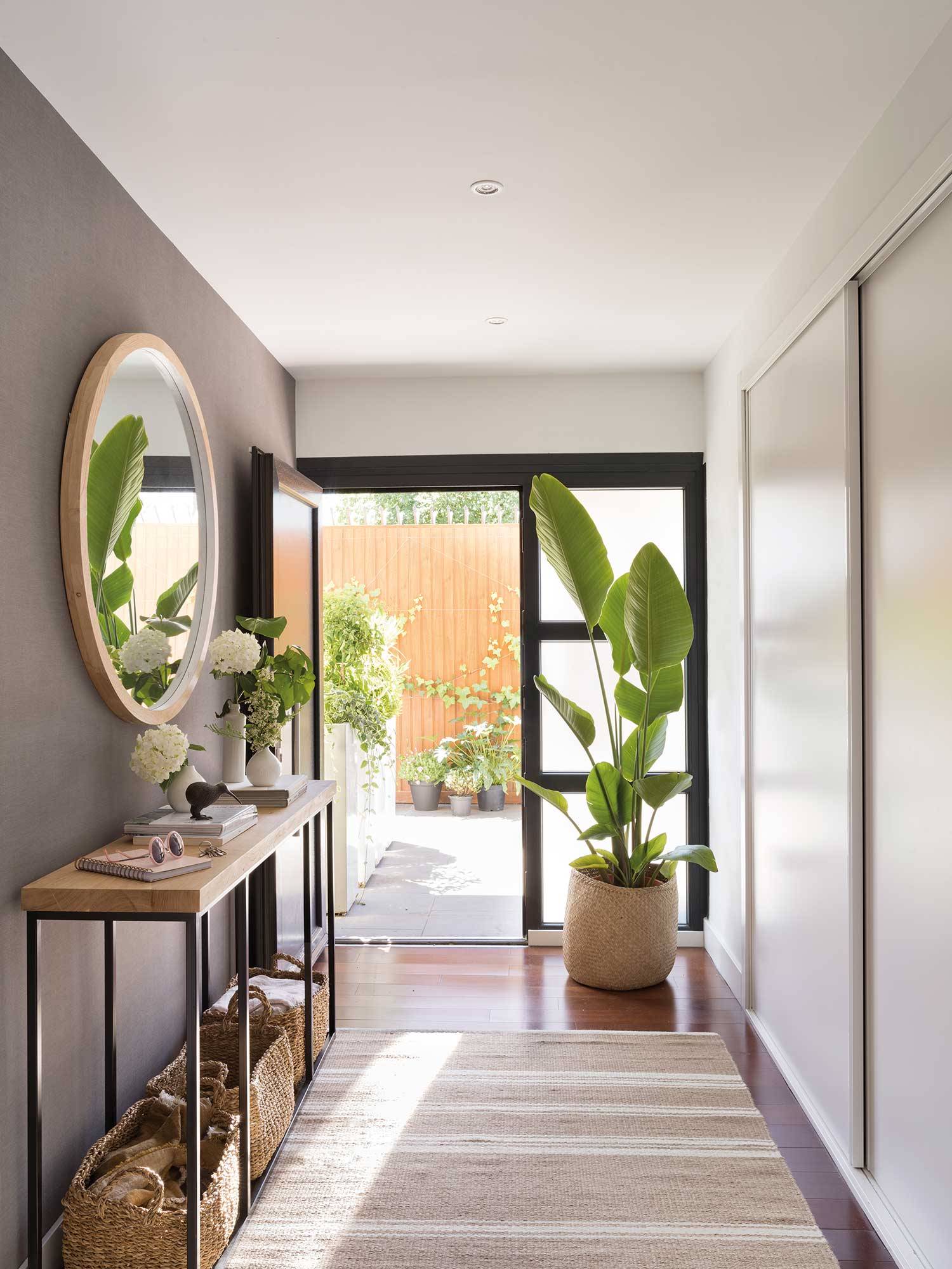 Recibidor con pared negra y consola de madera 00527470