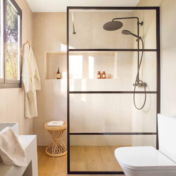 No son muebles: este es el arma secreta de los decoradores para ganar espacio en el baño sin perder estilo