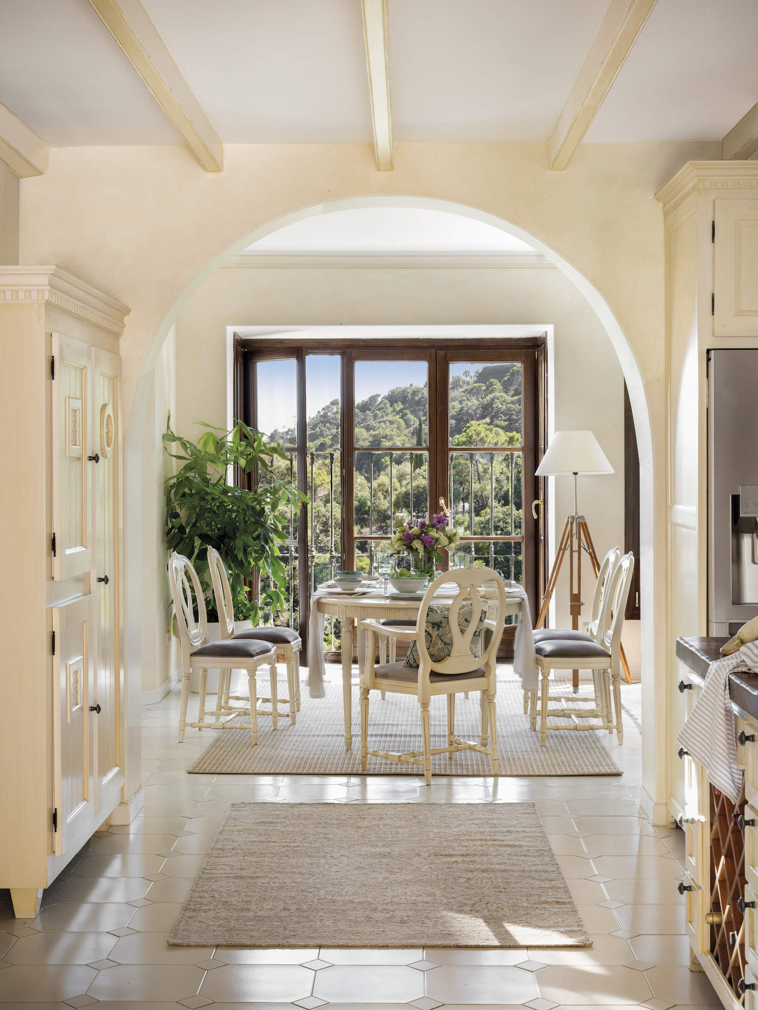 Office con muebles blancos y vistas