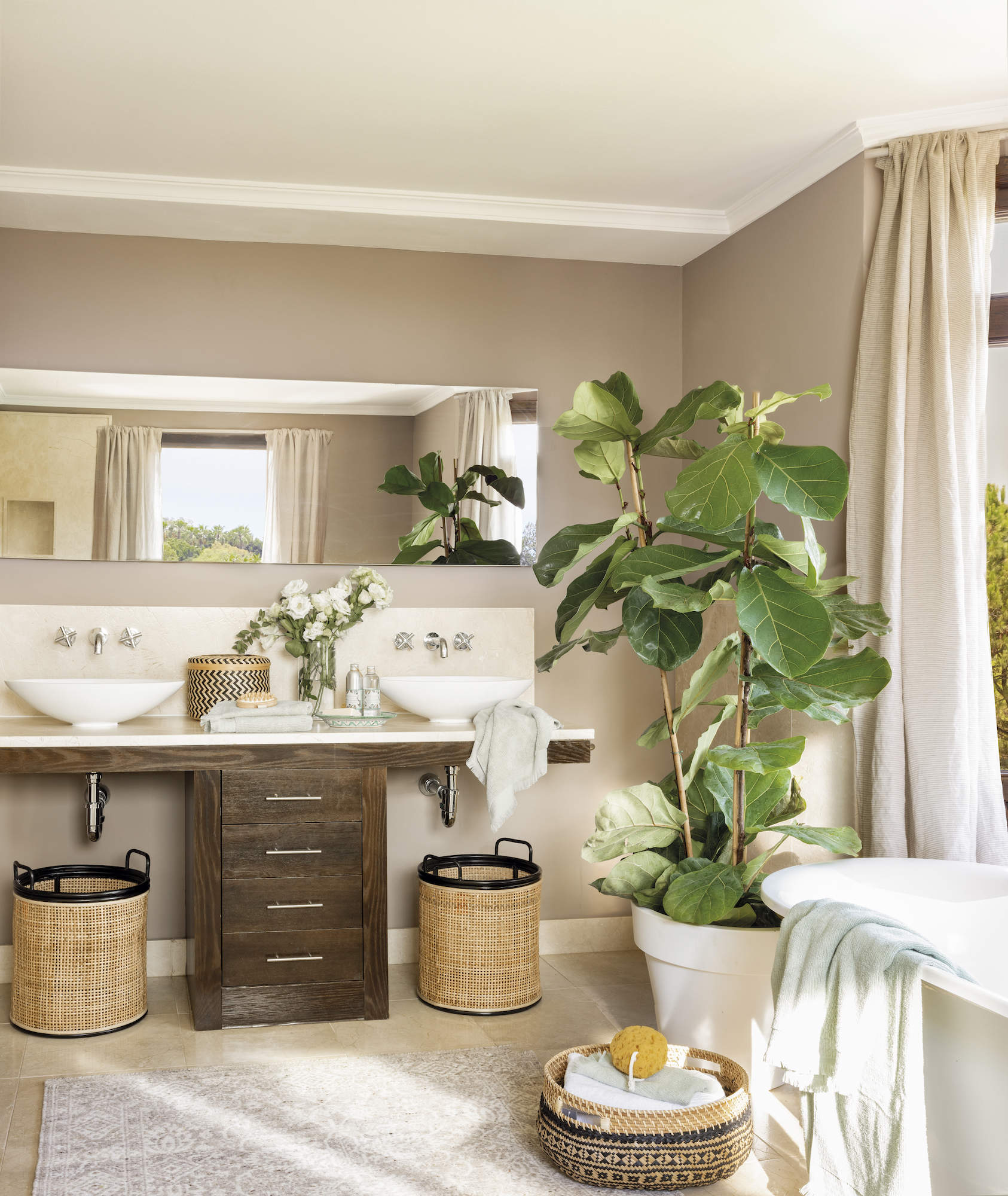 cuarto de ban~o con muebles de madera y dos lavamanos