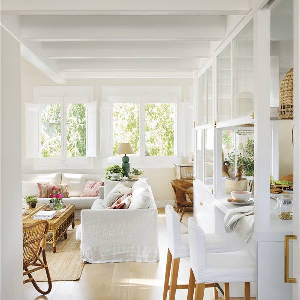 Este dúplex tiene todo lo que nos gusta: cocina con cerramiento acristalado, decoración blanca y terraza (CON VÍDEO y PLANOS)