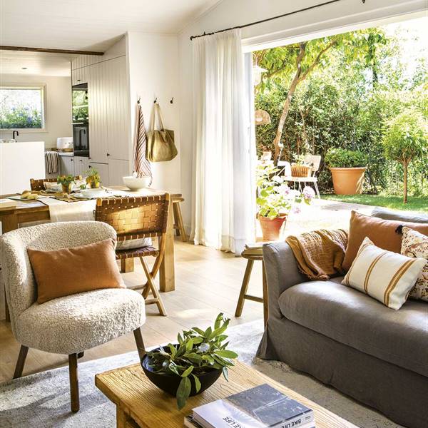 Una encantadora mini casa de 60 m2 en Barcelona con jardín: era un loft y ahora está muy bien aprovechada (con plano)