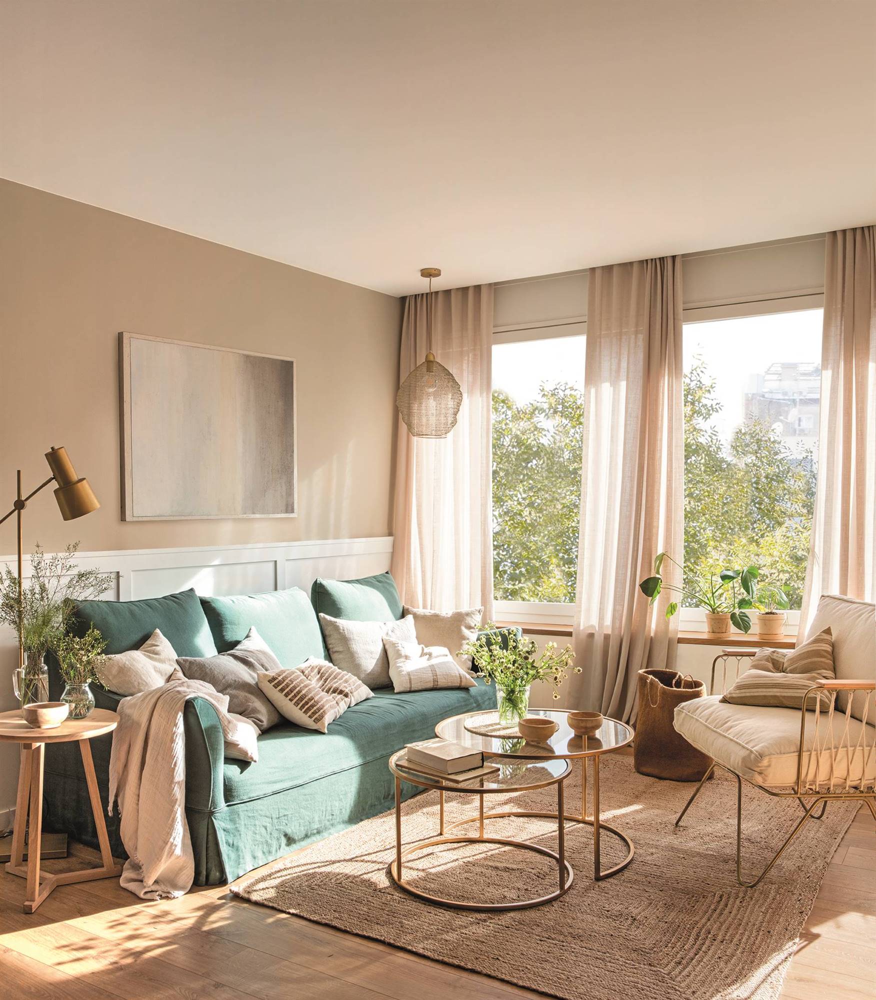 Un salón pequeño con el sofá verde.