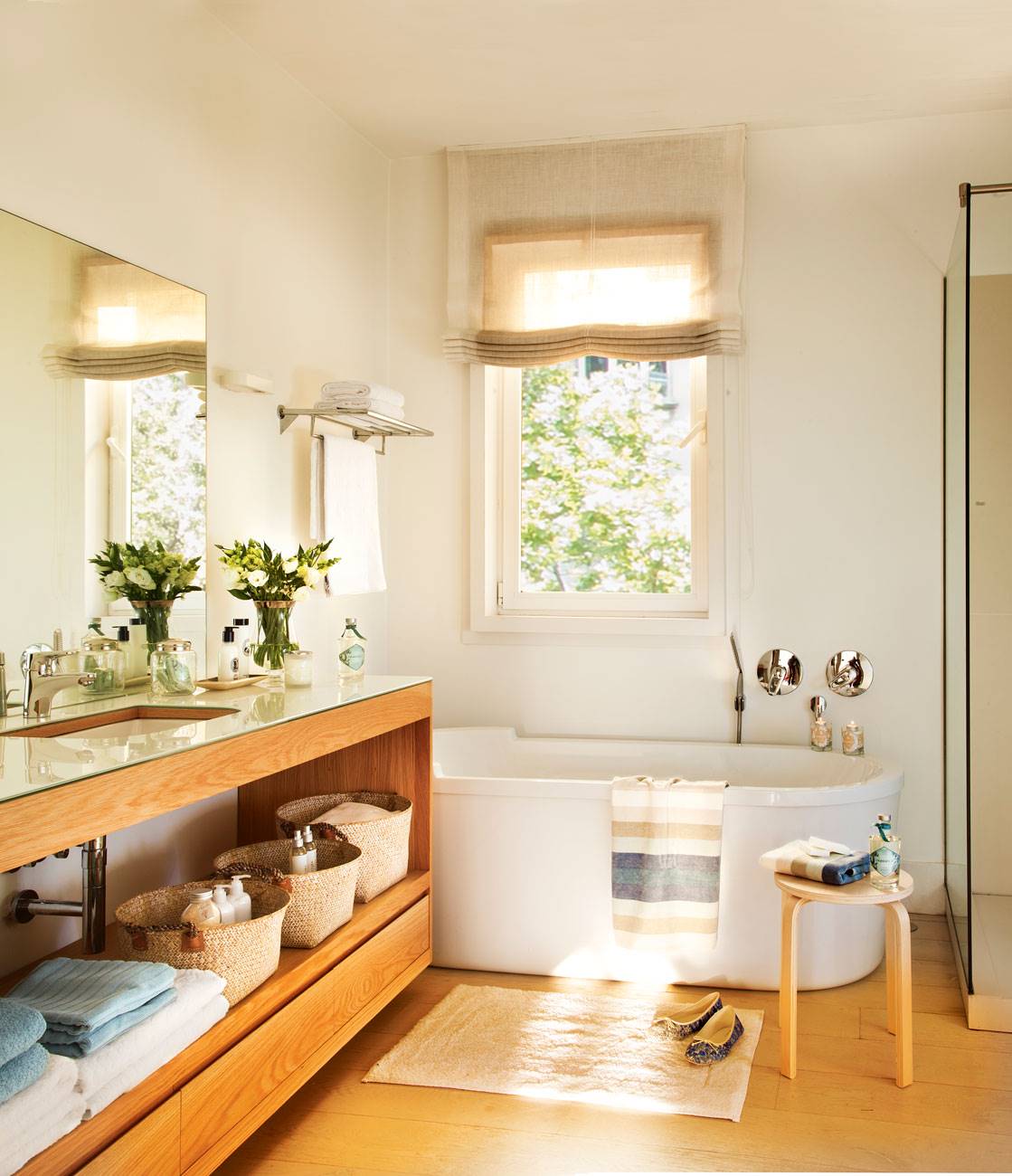 Baño con mueble de madera y bañera exenta. 