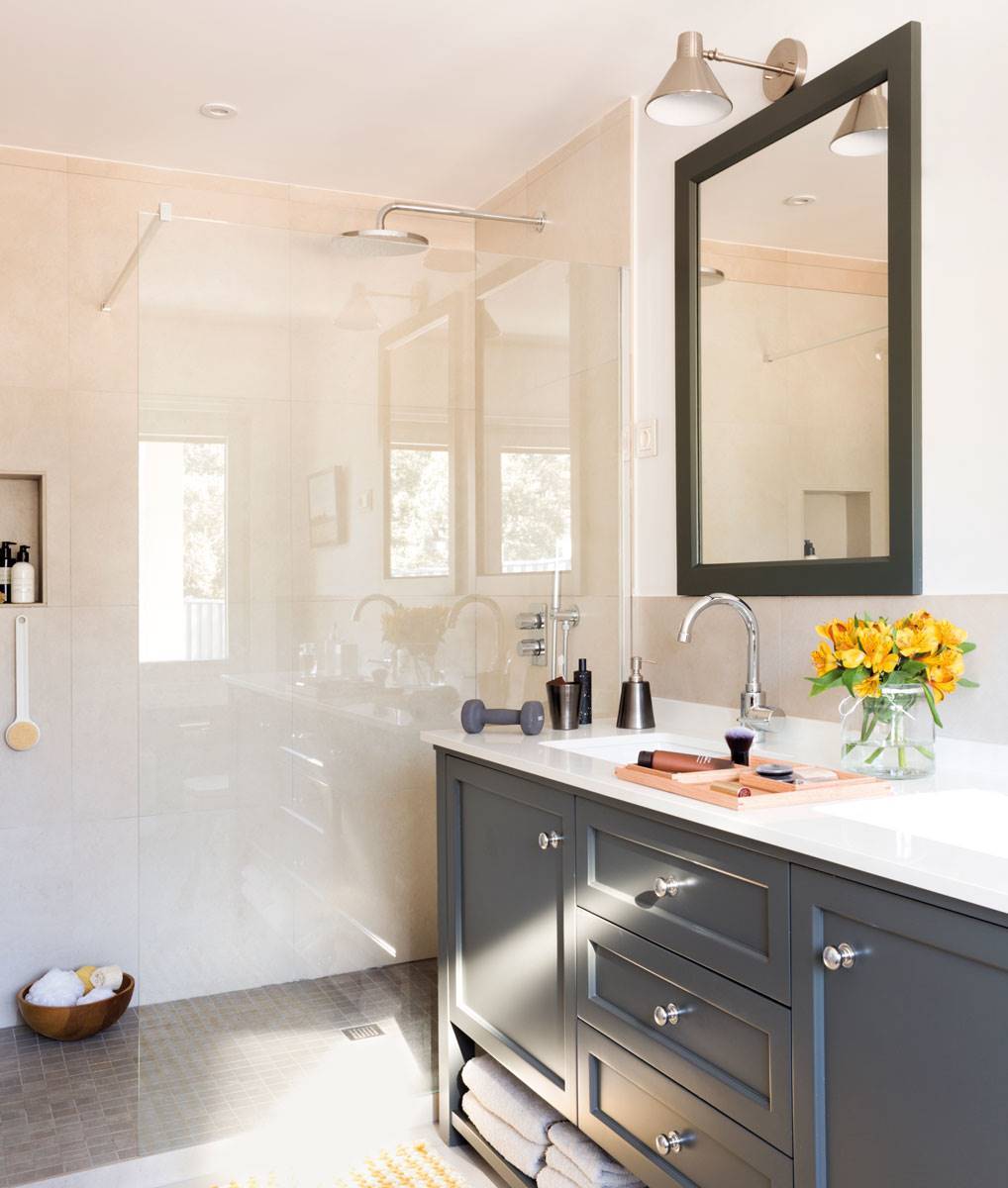 Baño con ducha y mueble de baño de color negro. 