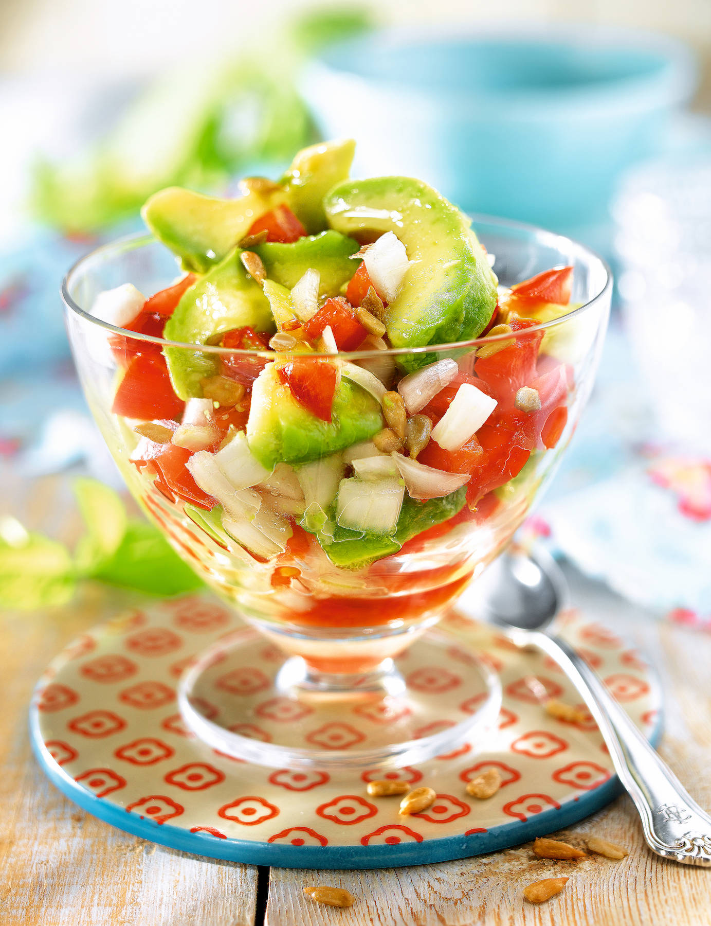 Aguacate con tomate y pipas de girasol.