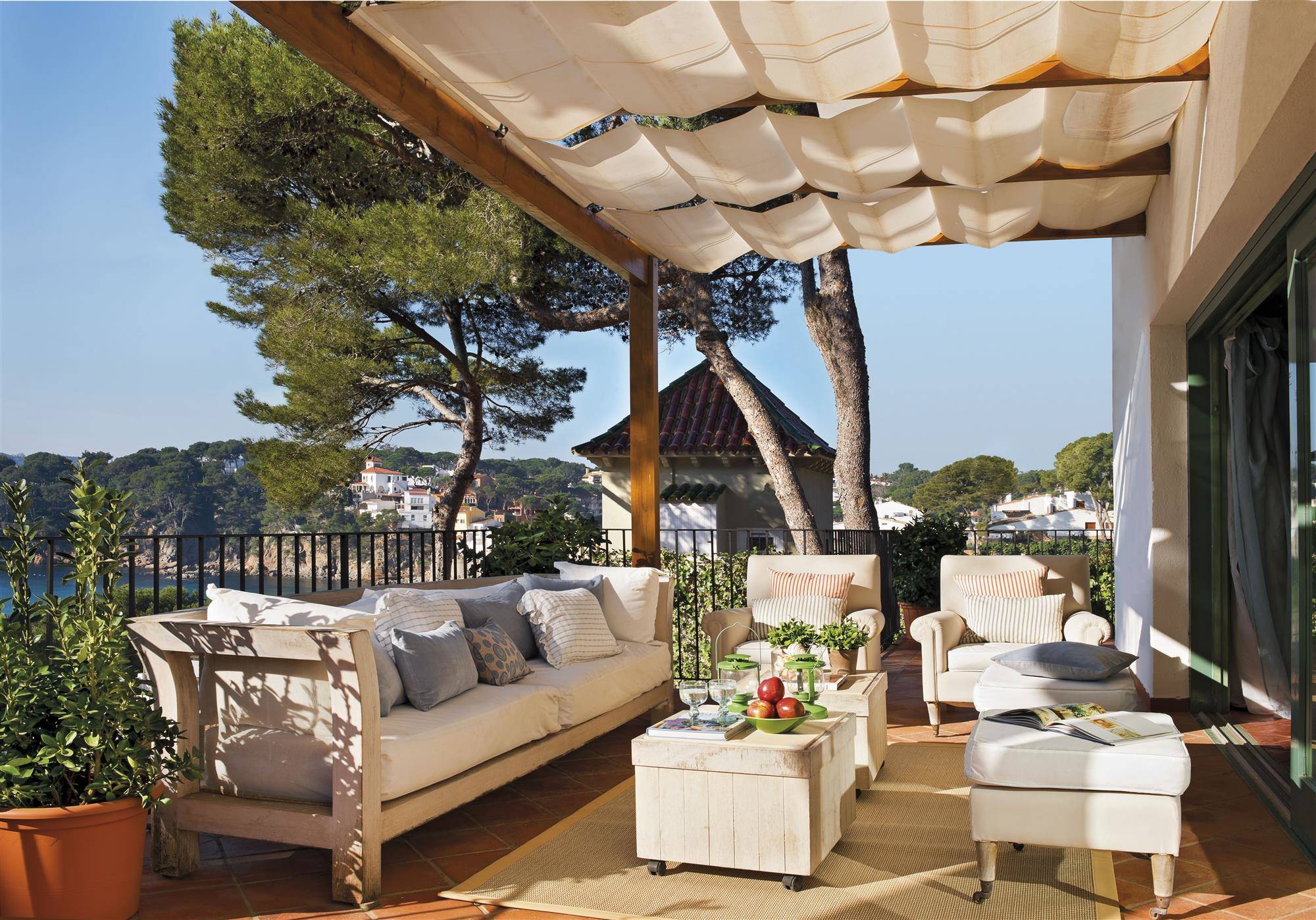 Terraza grande con toldo. 