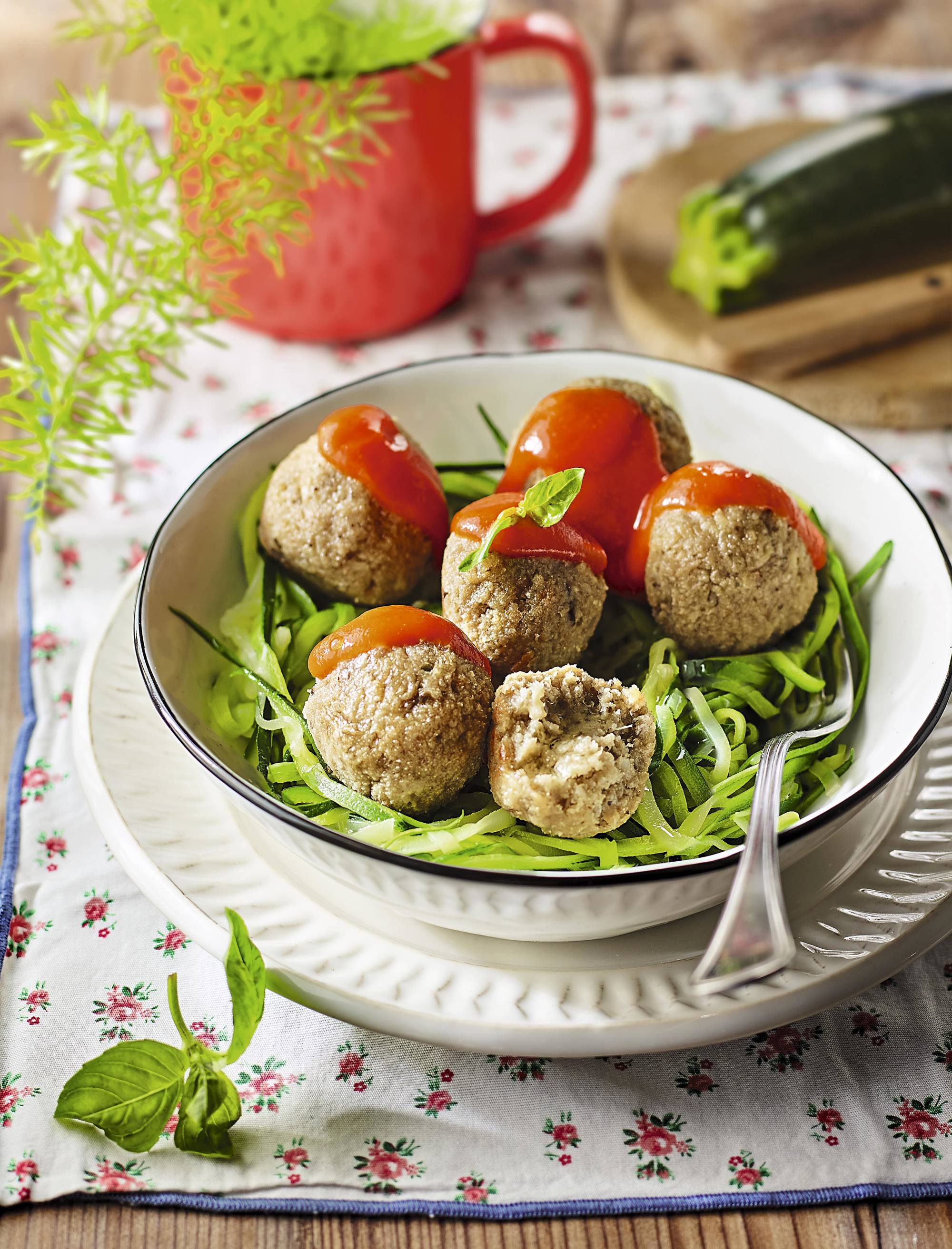 Receta saludable: albóndigas de berenjena con tomate.