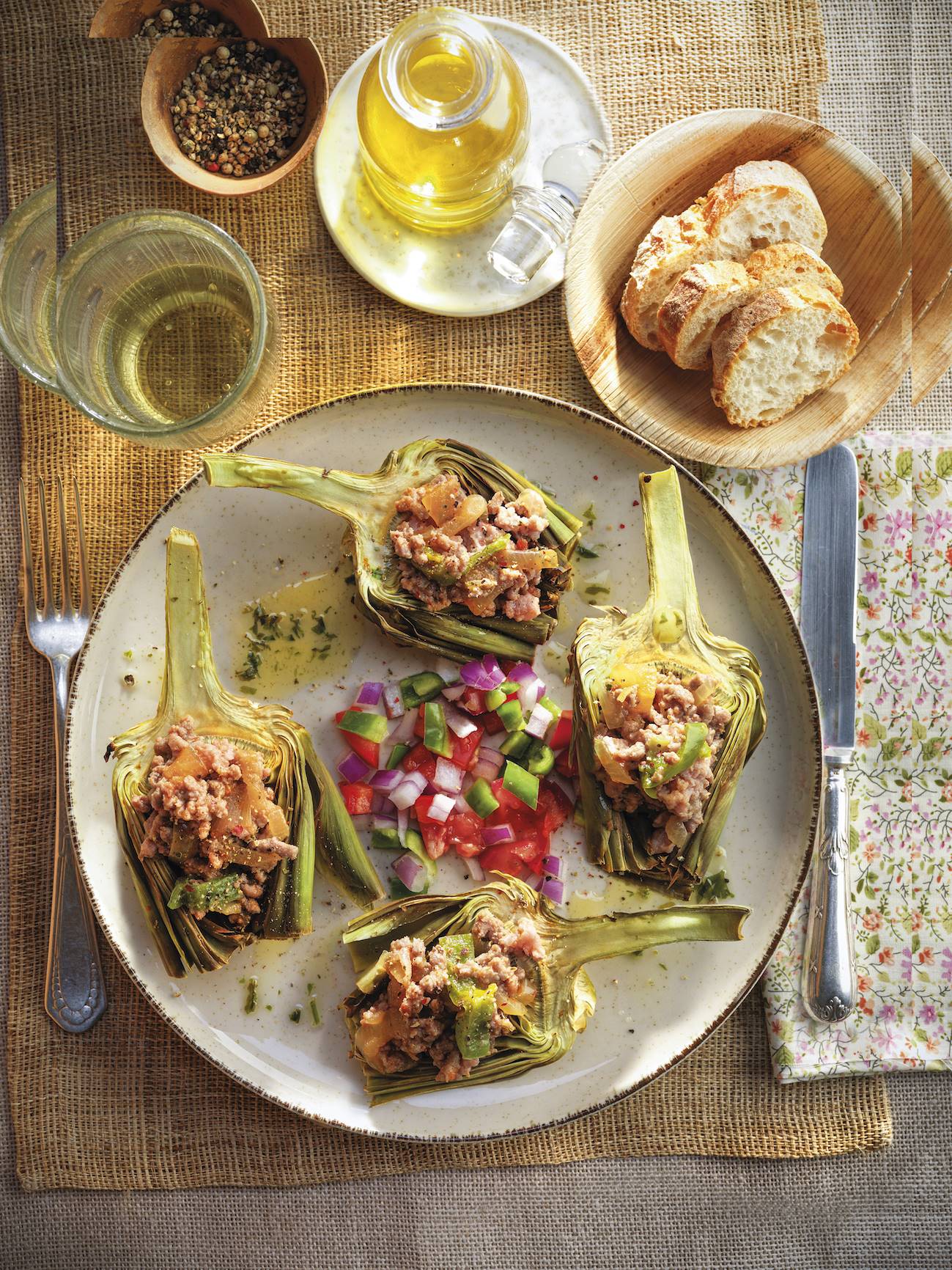 Comida saludable: receta de alcachofas al horno con pico de gallo.