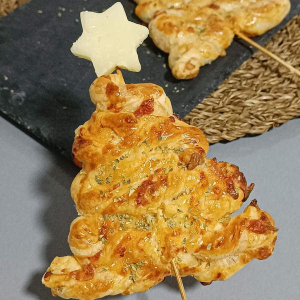 Arbolito de Navidad de hojaldre y queso: el aperitivo que puedes preparar en 10 minutos y encantará a los más pequeños