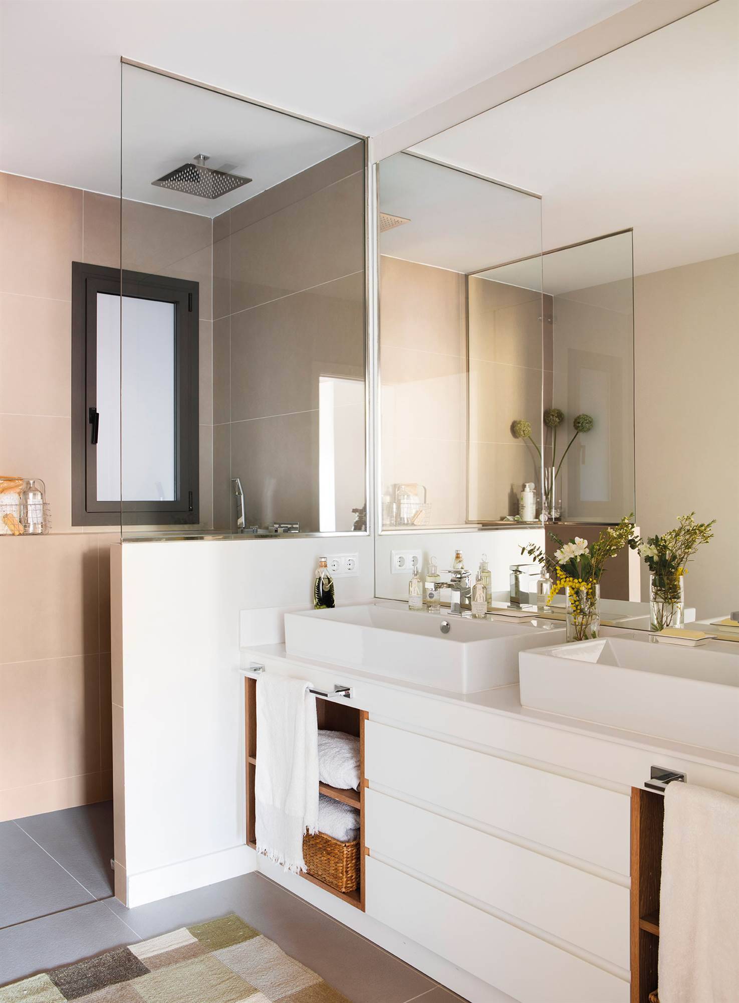 Baño moderno con mueble blanco con detalles en madera y ducha con murete y mampara. 