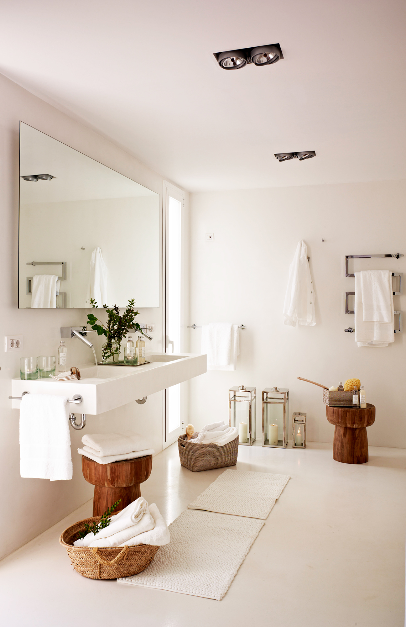 Baño con revestimientos y muebles en blanco. 