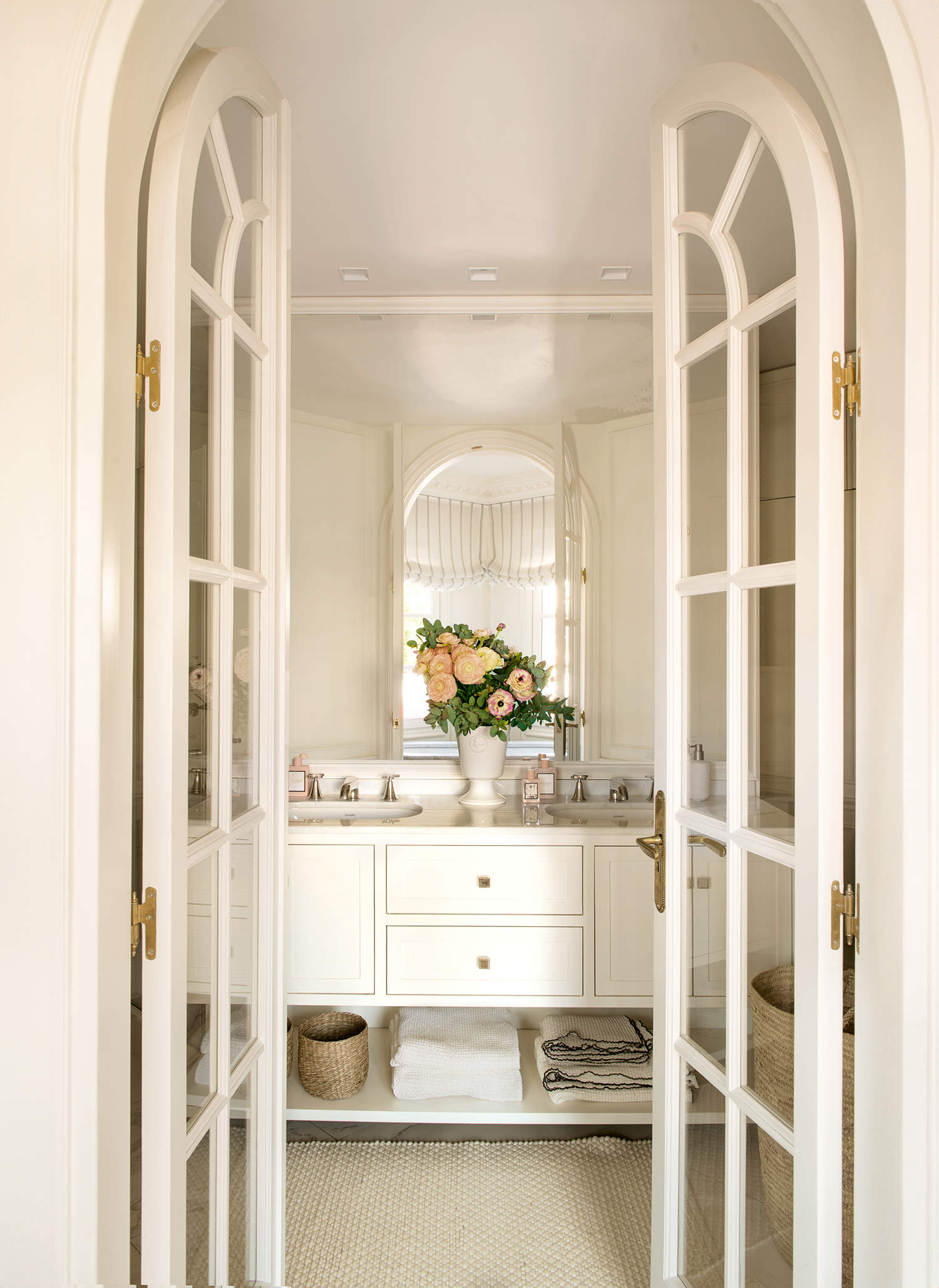 Baño clásico blanco con puerta de cristal