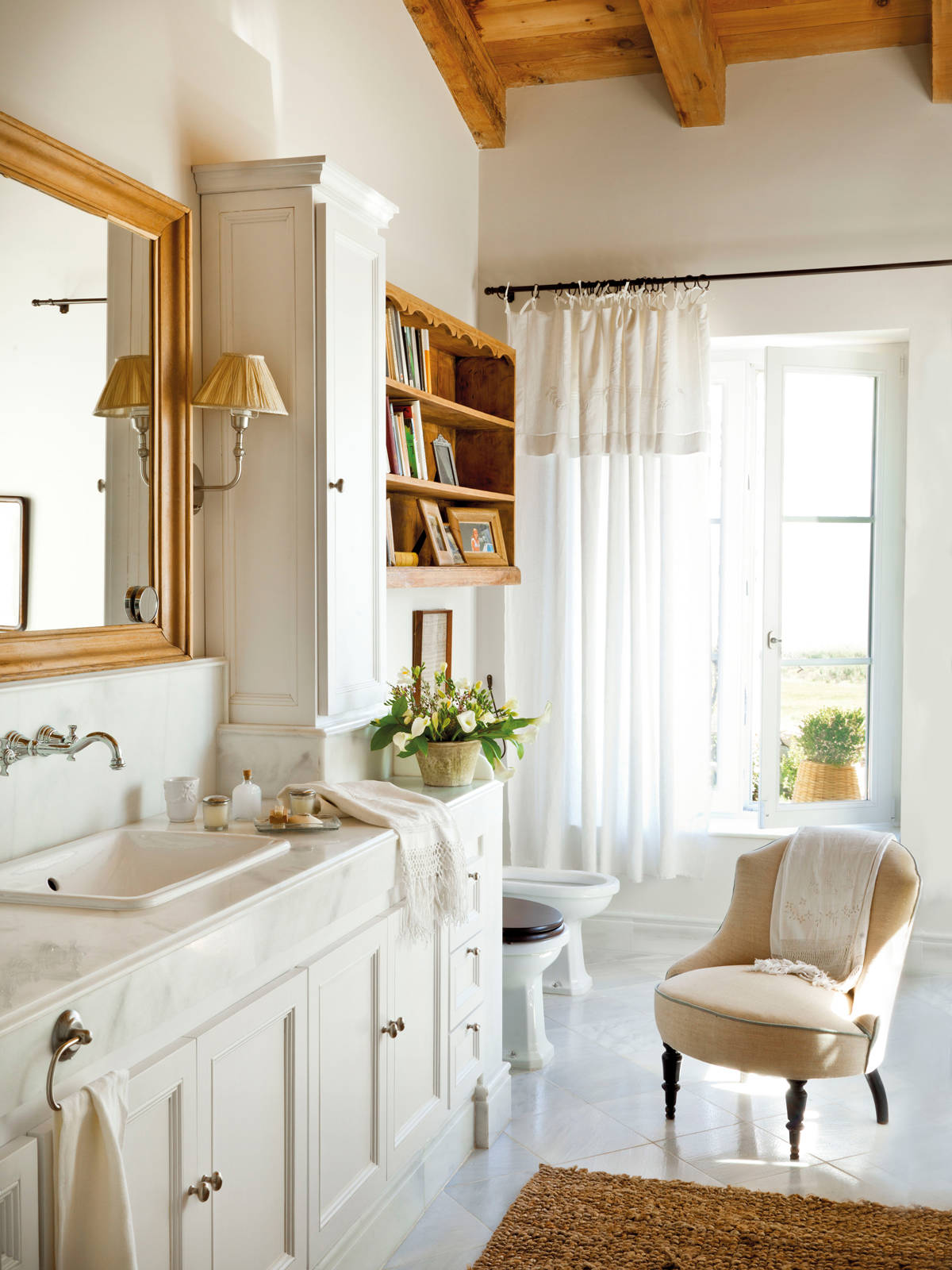 Baño clásico con estantería de madera sobre el inodoro.
