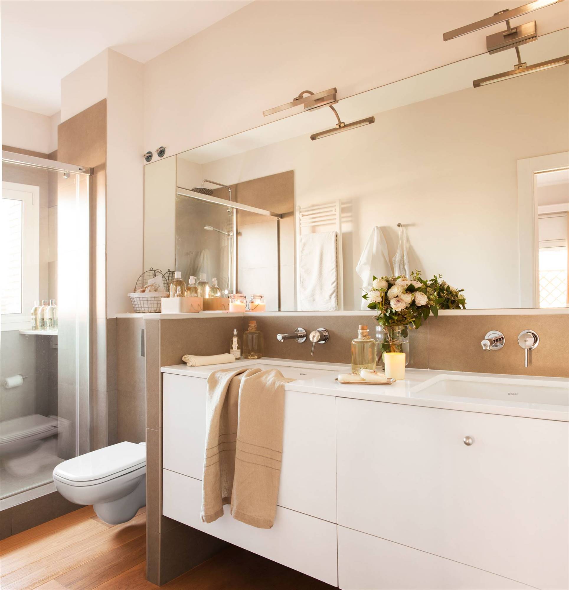 Baño moderno con apliques en espejo. 