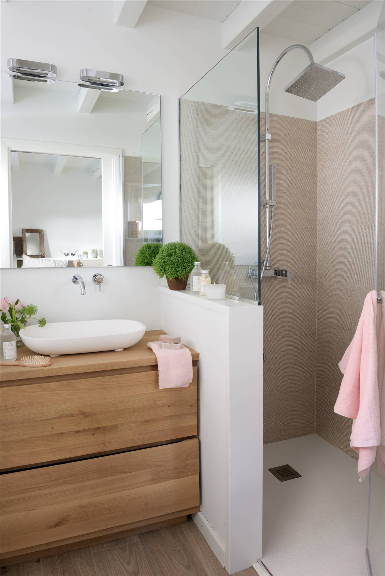 Baño con murete con mampara fija que separa a ducha. 