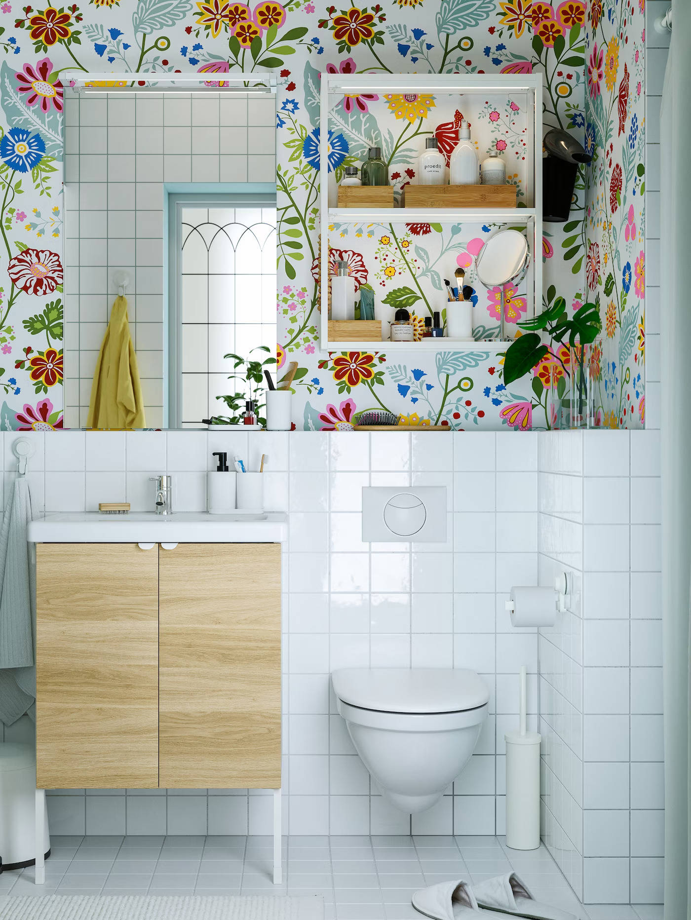 Baño de IKEA con estantería sobre inodoro.