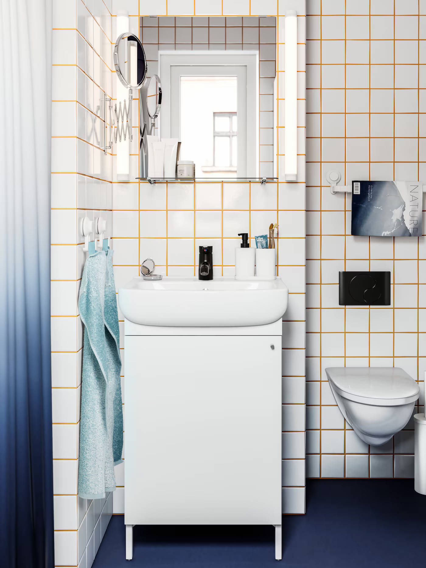 Baño de IKEA con revistero sobre inodoro.