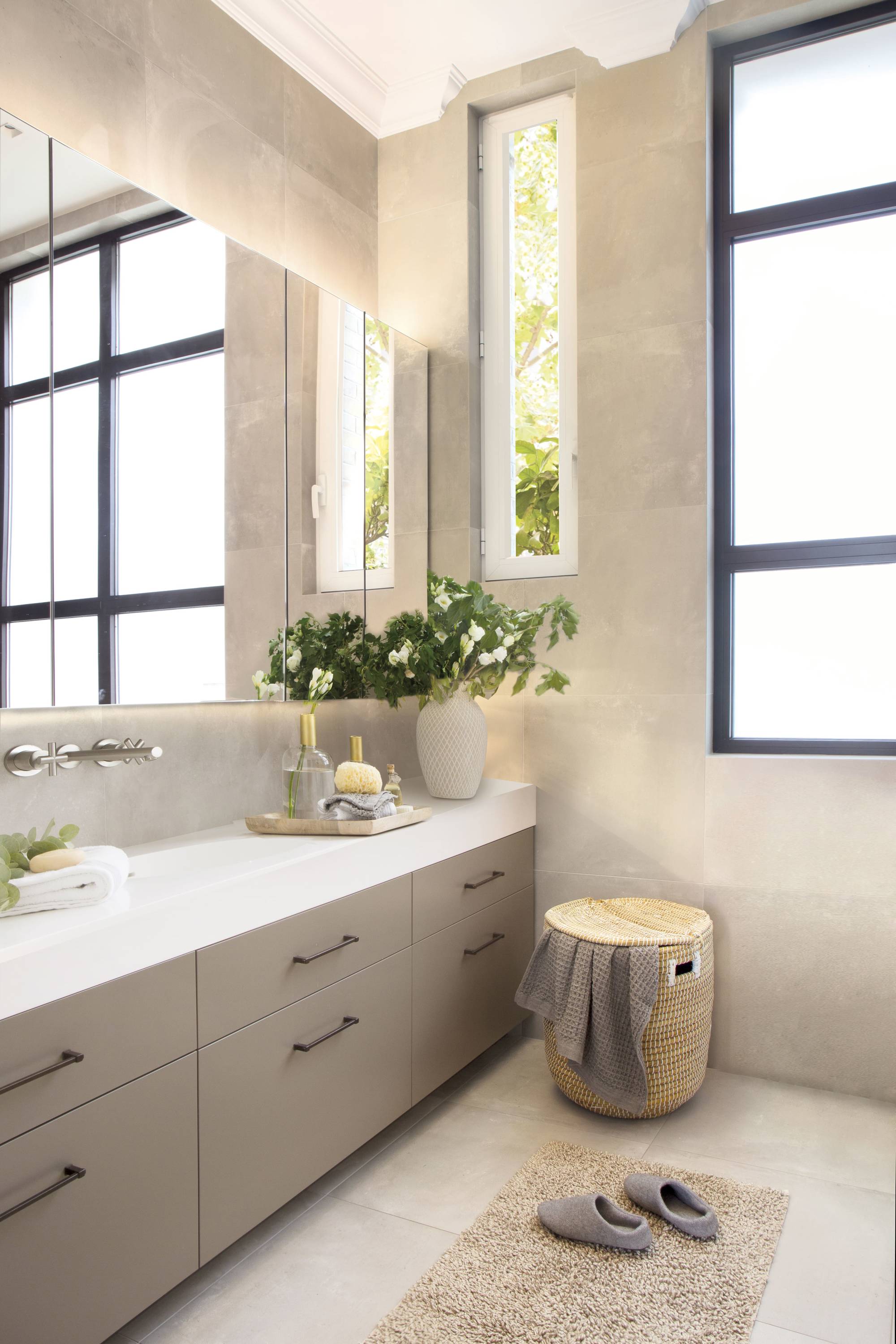 Baño en gris con mueble a medida