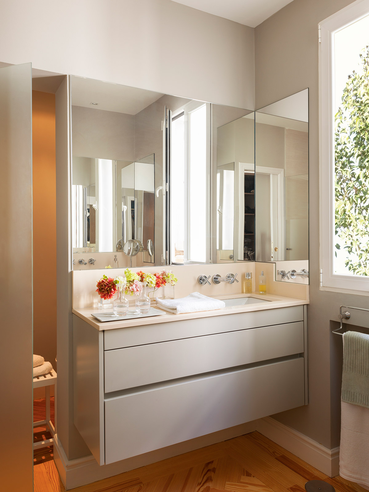 Baño moderno con mueble lavabo gris. 