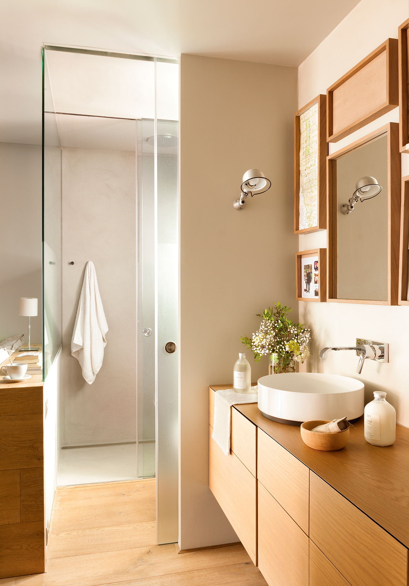 Baño moderno con mueble de madera suspendido. 