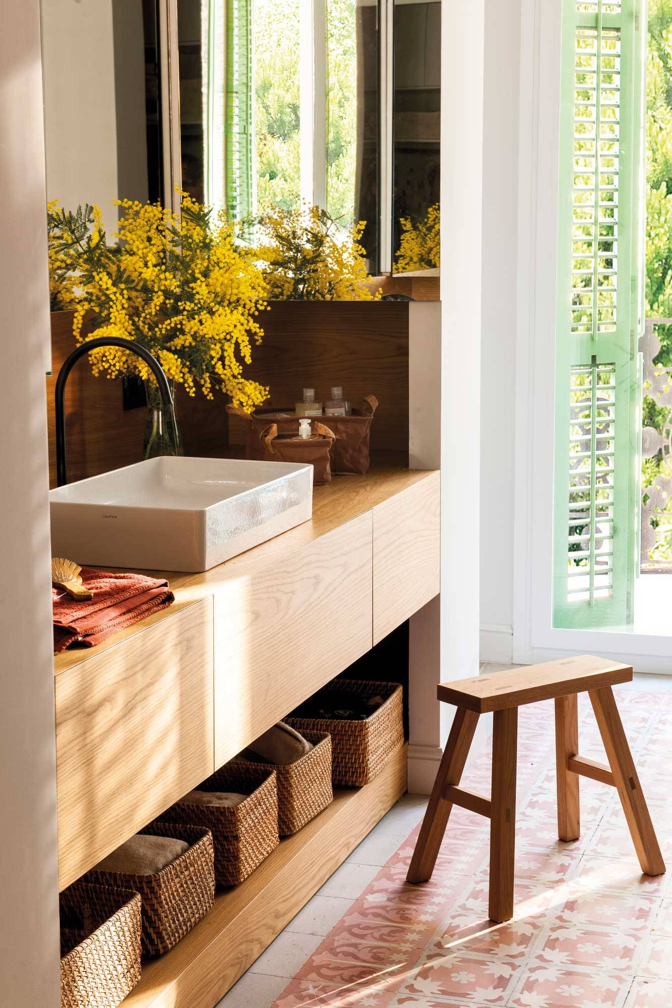 Baño moderno con la zona del lavabo con un marco de madera. 