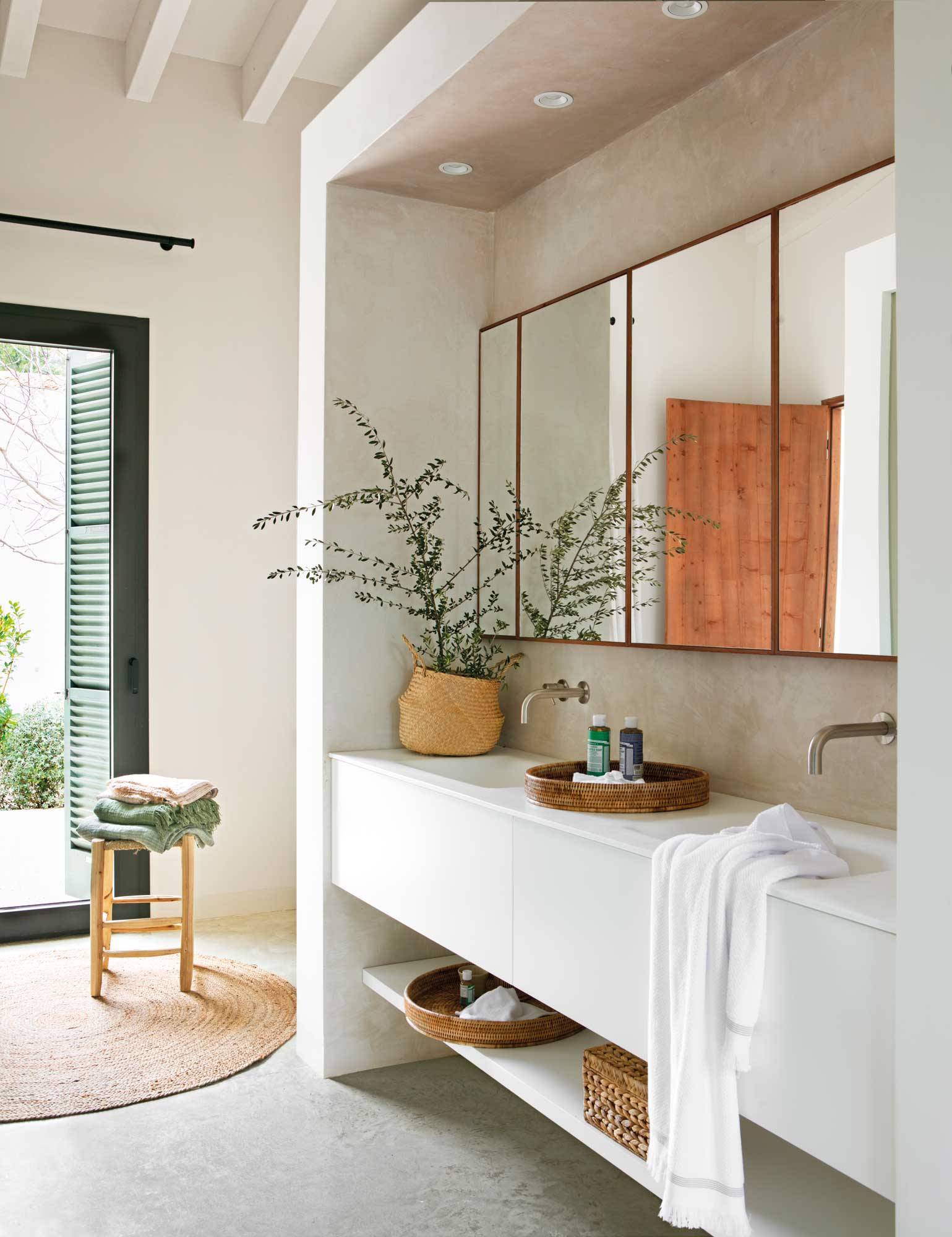 Baño moderno con mueble de lavabo blanco. 