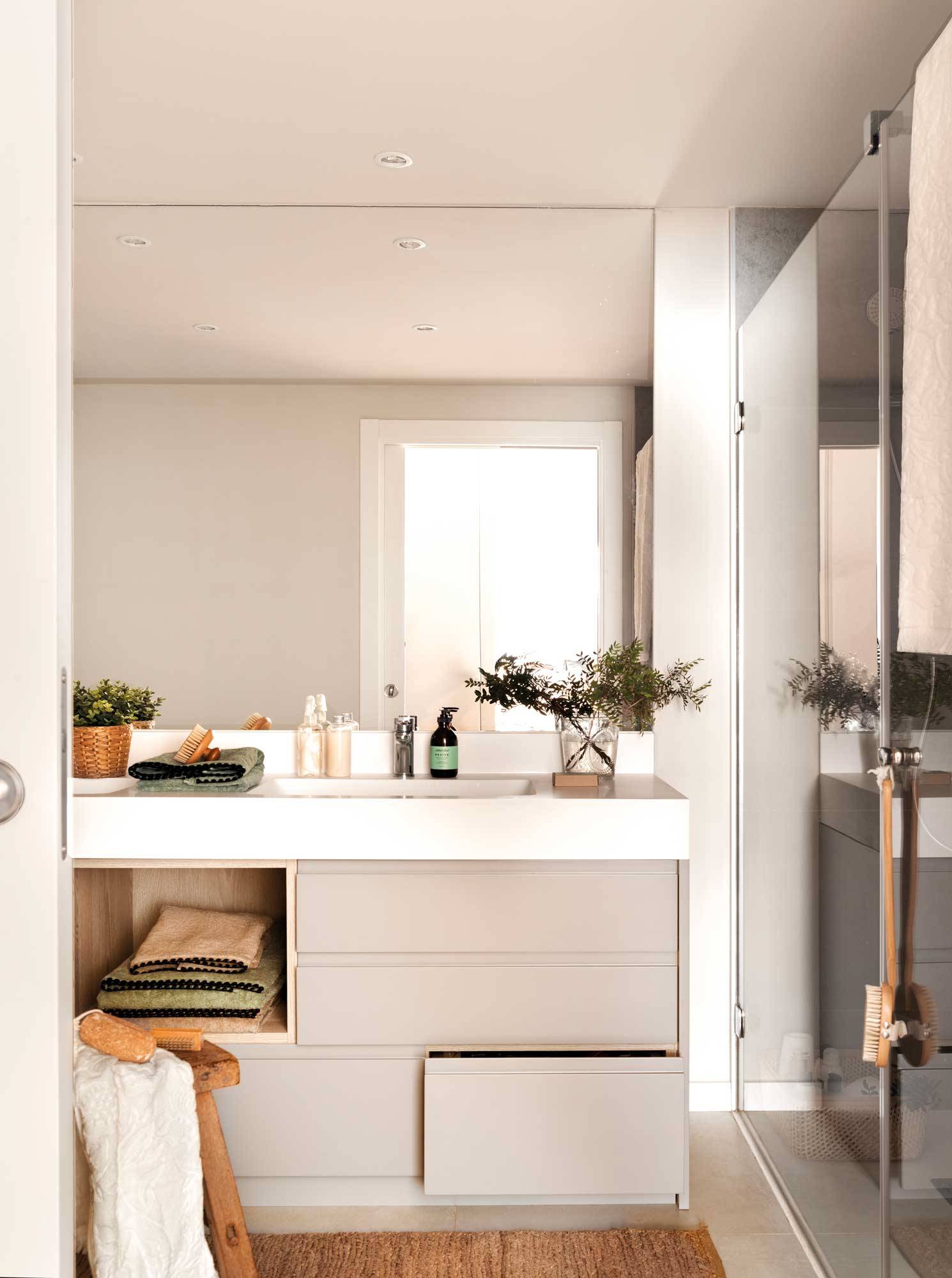 Baño moderno con mueble de lavabo gris. 