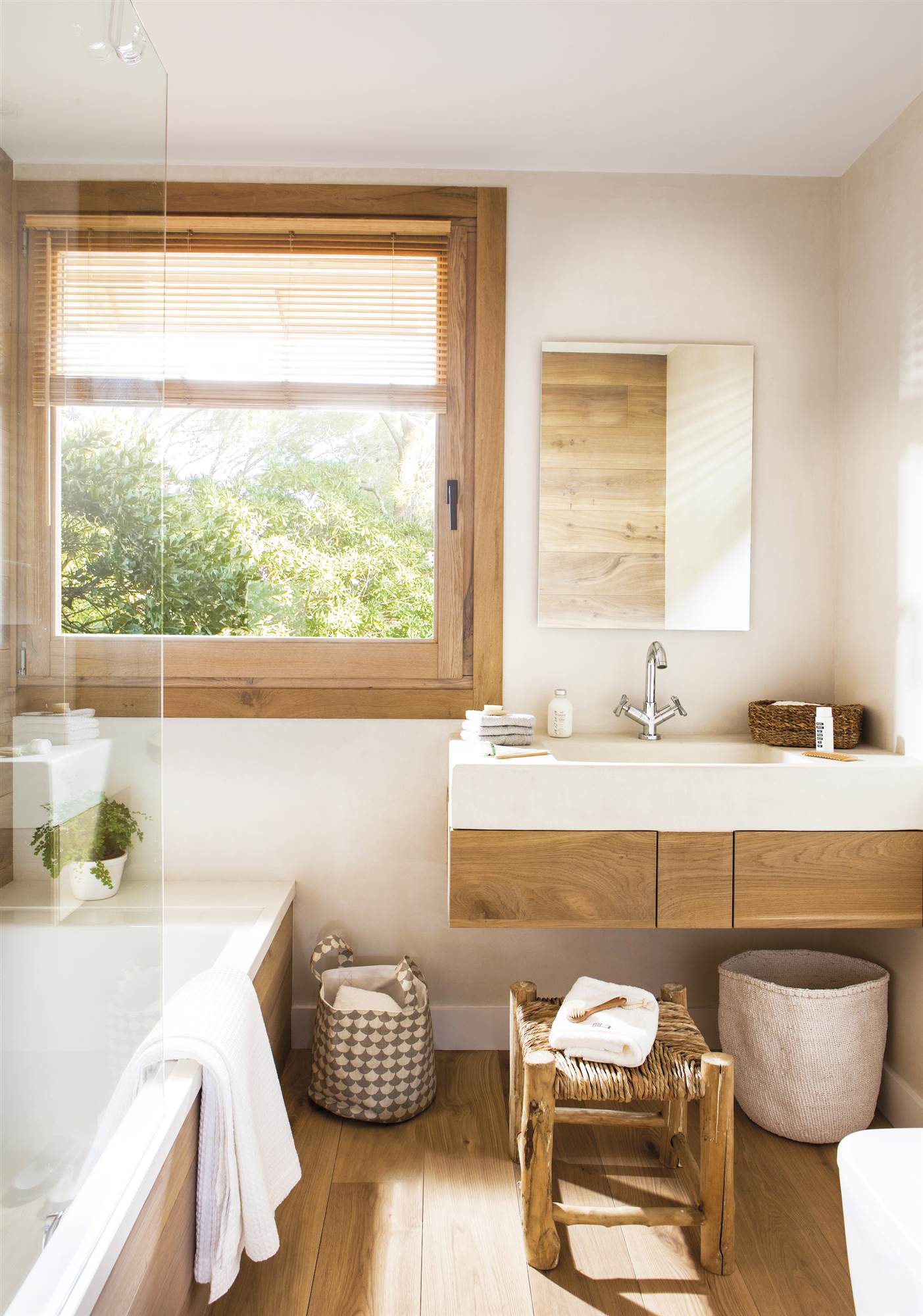 Baño con mueble de madera y bañera encastrada. 